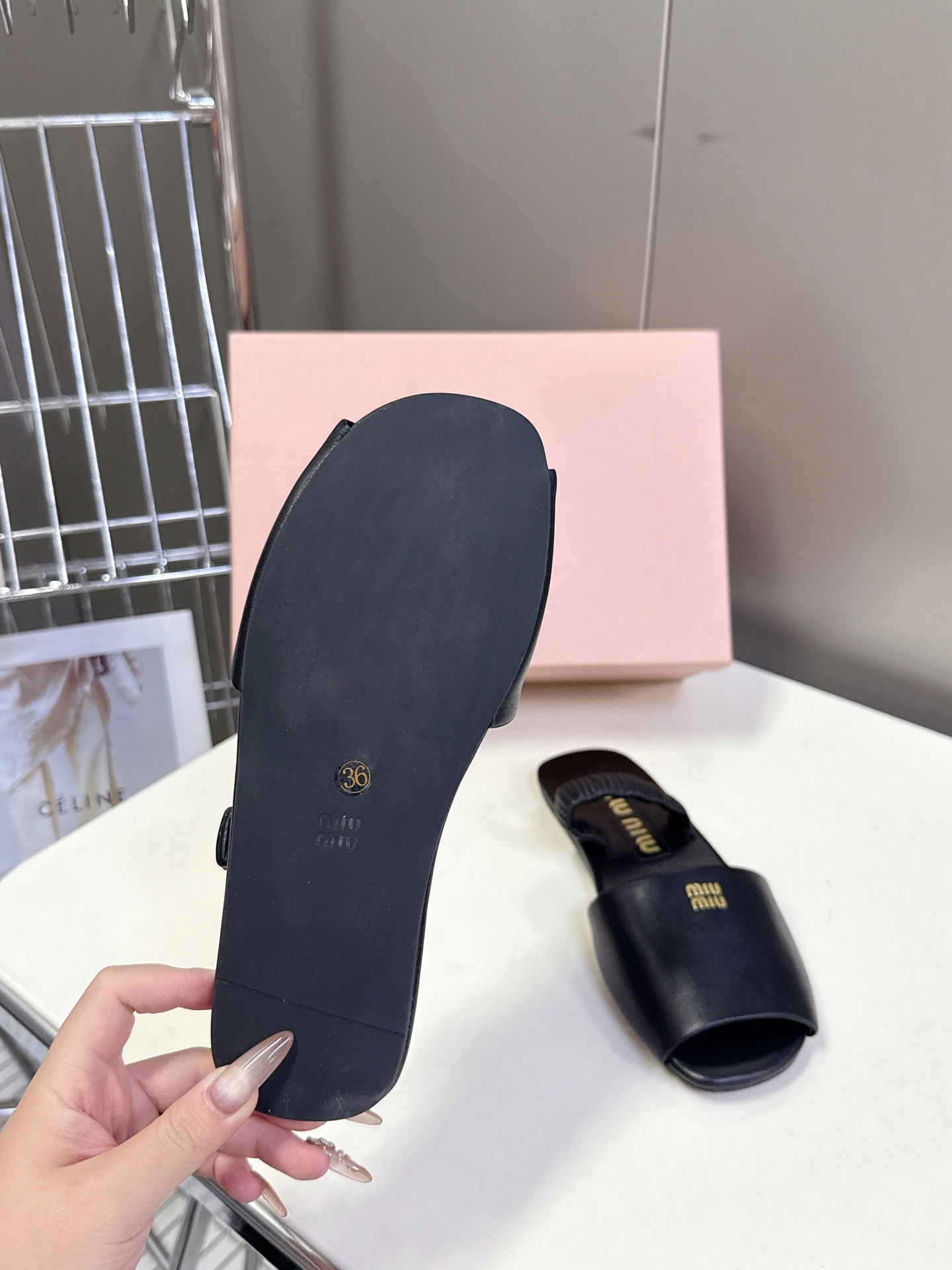 
 Miu Miu 缪缪米兰走秀款春夏最新拖鞋

“邋遢”来自Miu Miu系列的细节特写“邋遢”，就是