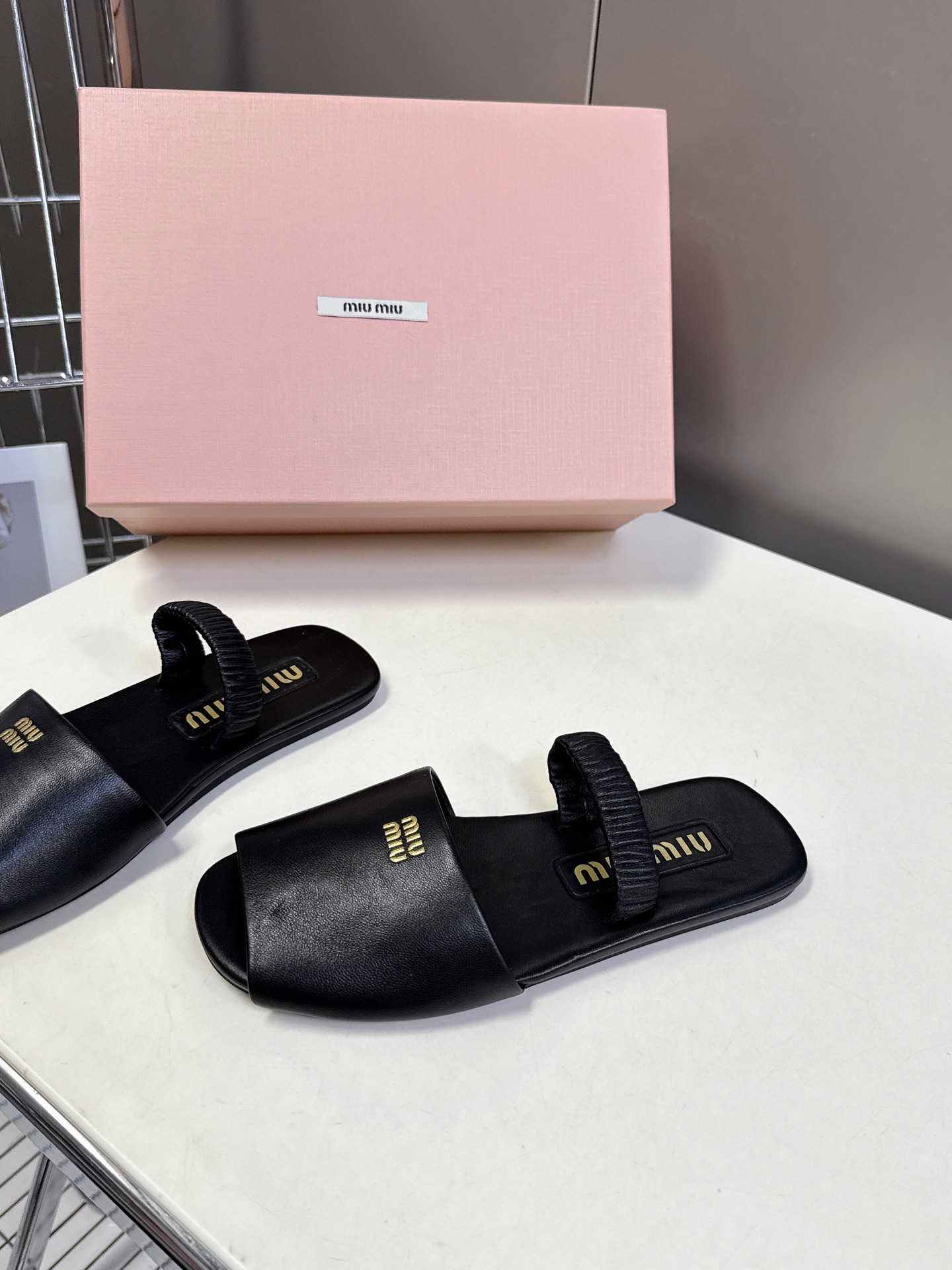 
 Miu Miu 缪缪米兰走秀款春夏最新拖鞋

“邋遢”来自Miu Miu系列的细节特写“邋遢”，就是
