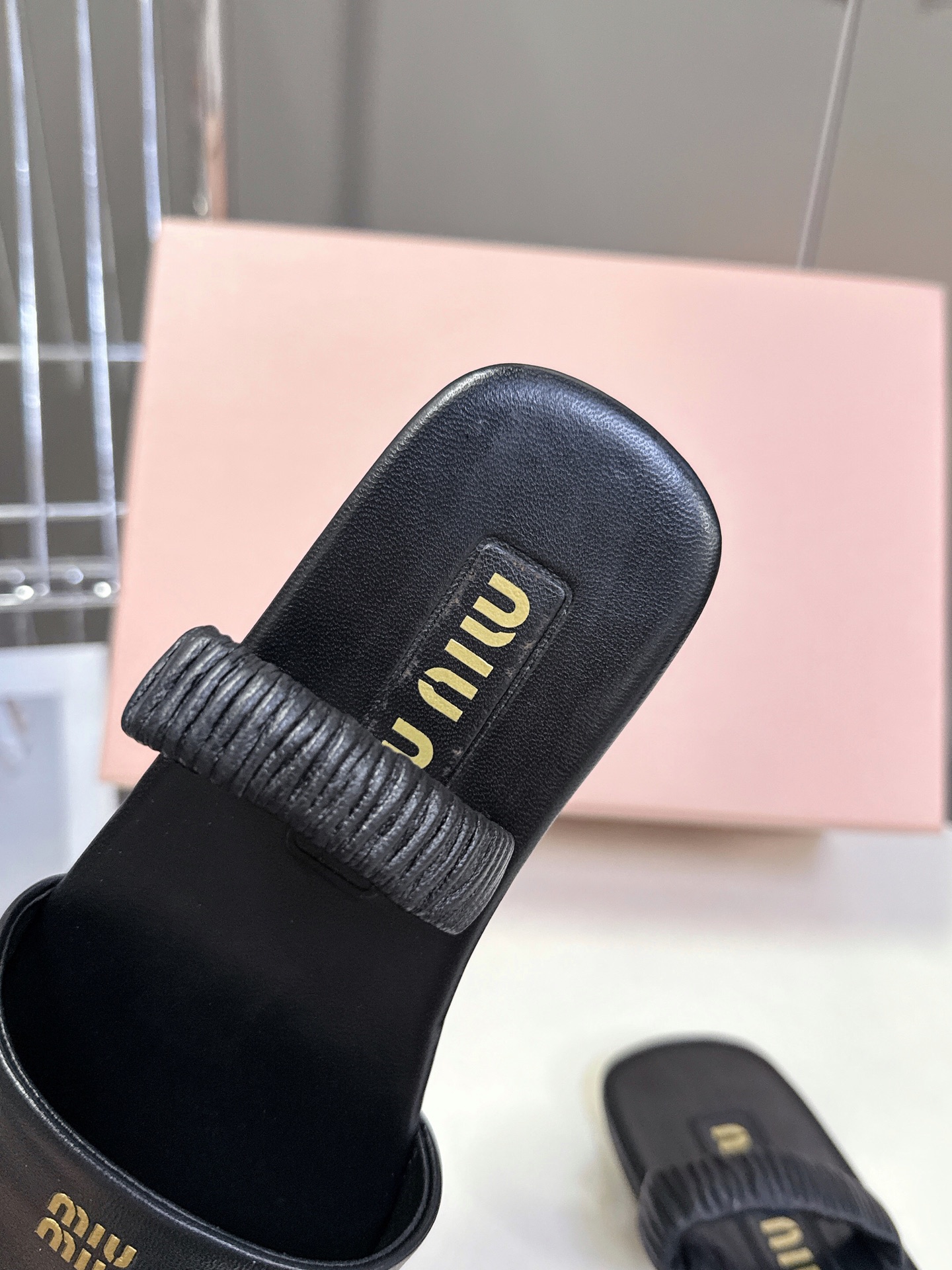 
 Miu Miu 缪缪米兰走秀款春夏最新拖鞋

“邋遢”来自Miu Miu系列的细节特写“邋遢”，就是