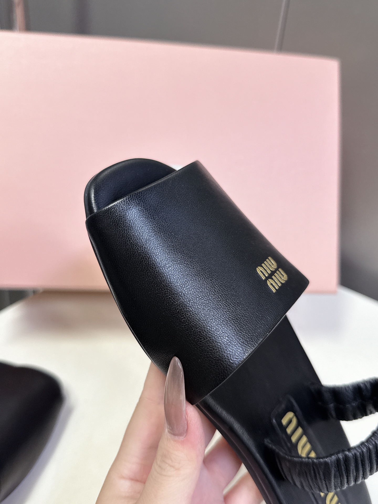 
 Miu Miu 缪缪米兰走秀款春夏最新拖鞋

“邋遢”来自Miu Miu系列的细节特写“邋遢”，就是