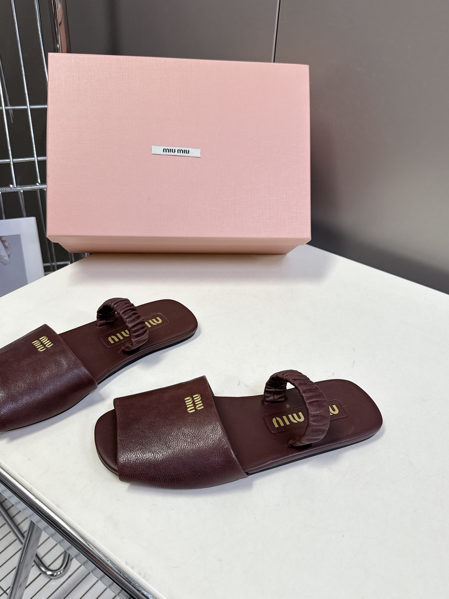  Miu Miu 缪缪米兰走秀款春夏最新拖鞋

“邋遢”来自Miu Miu系列的细节特写“邋遢”，就是随