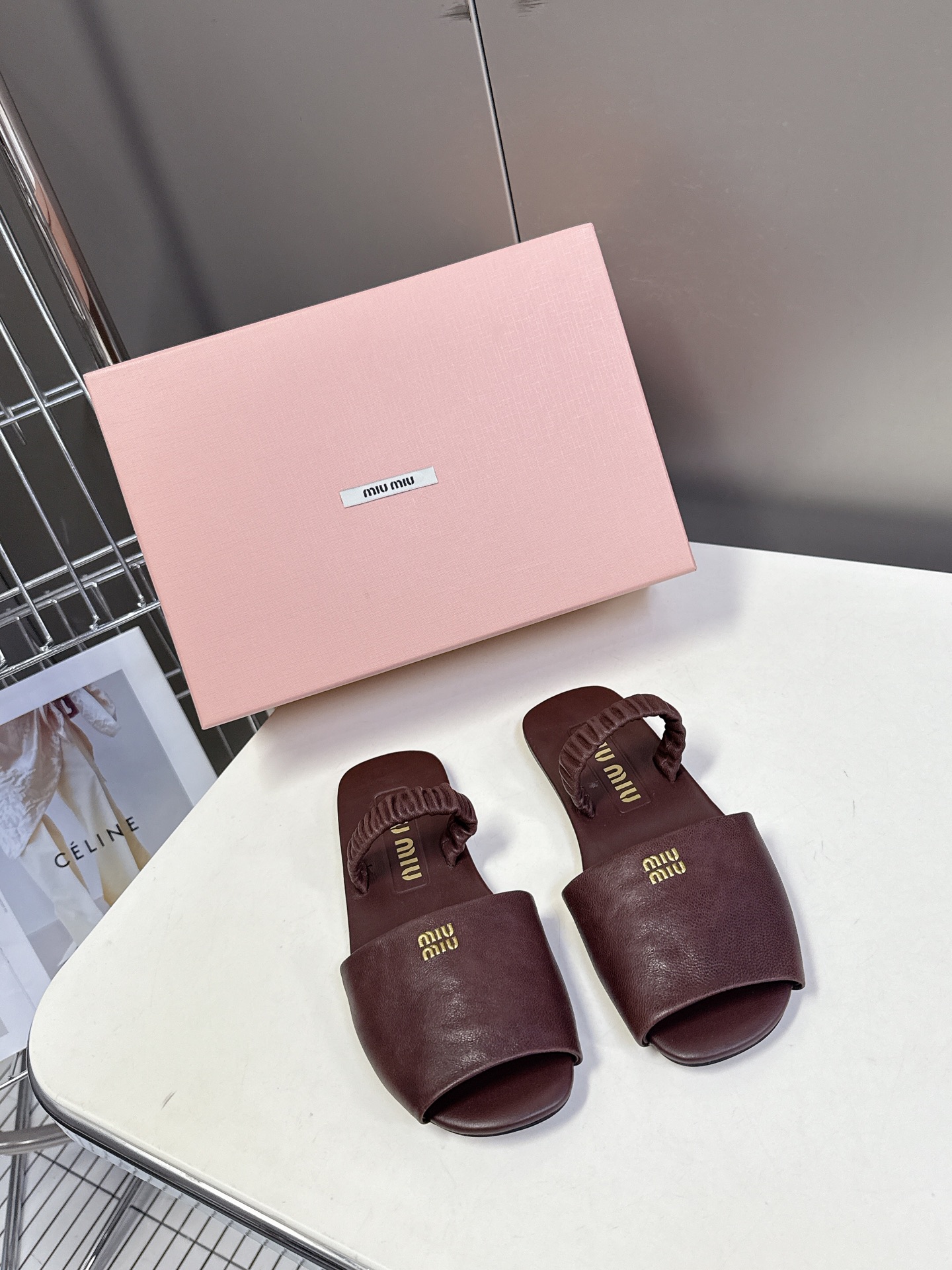  Miu Miu 缪缪米兰走秀款春夏最新拖鞋

“邋遢”来自Miu Miu系列的细节特写“邋遢”，就是随