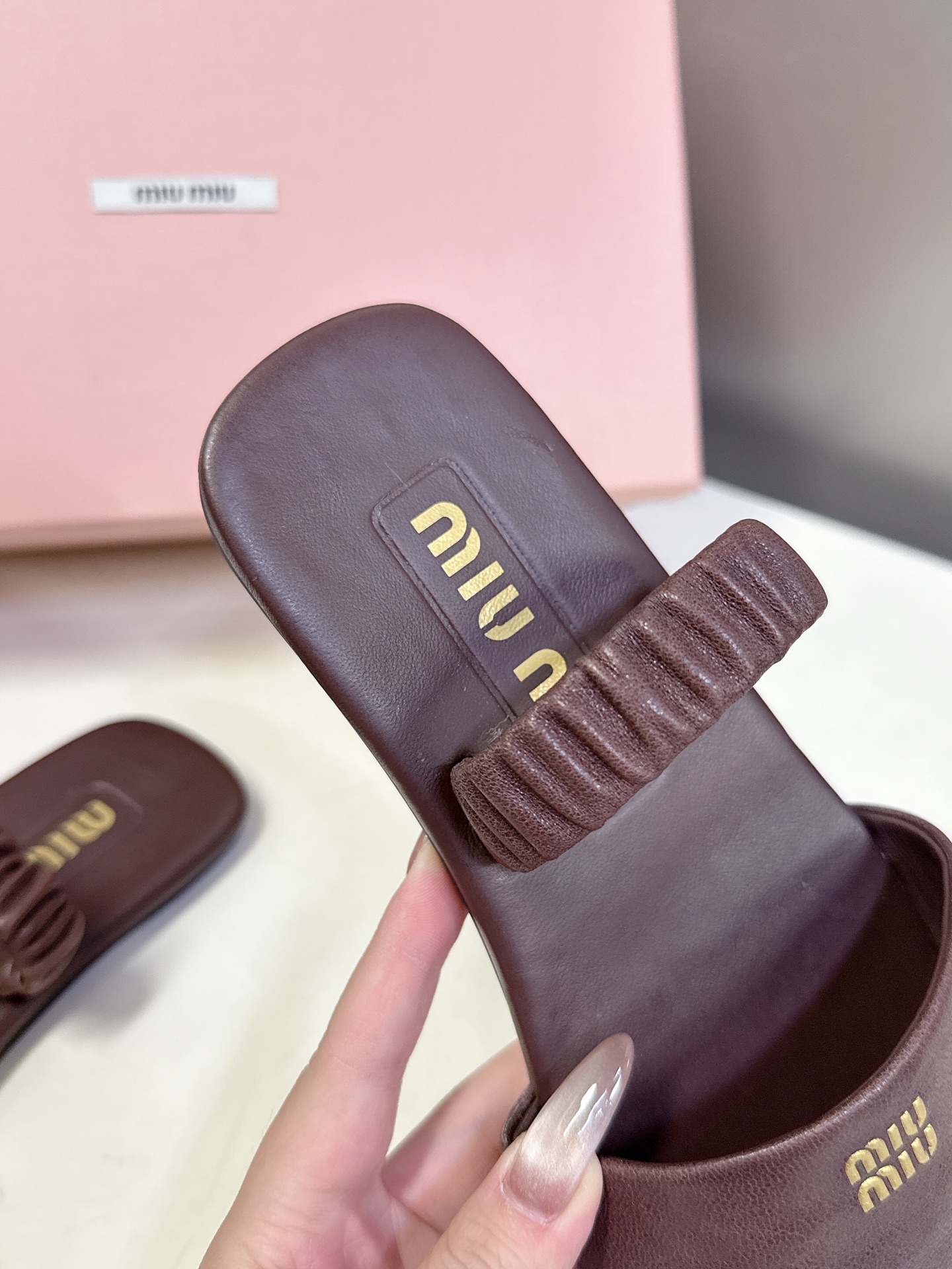  Miu Miu 缪缪米兰走秀款春夏最新拖鞋

“邋遢”来自Miu Miu系列的细节特写“邋遢”，就是随