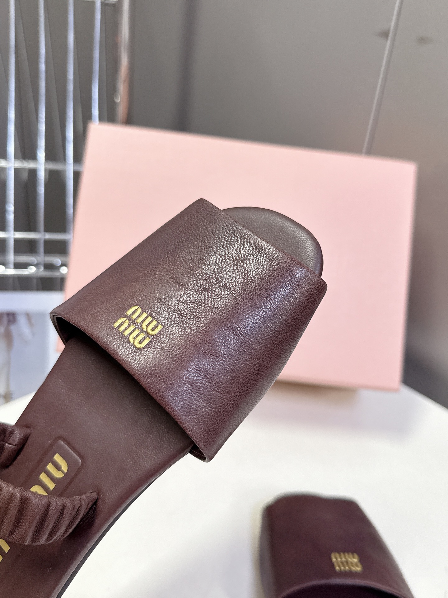 Miu Miu 缪缪米兰走秀款春夏最新拖鞋

“邋遢”来自Miu Miu系列的细节特写“邋遢”，就是随