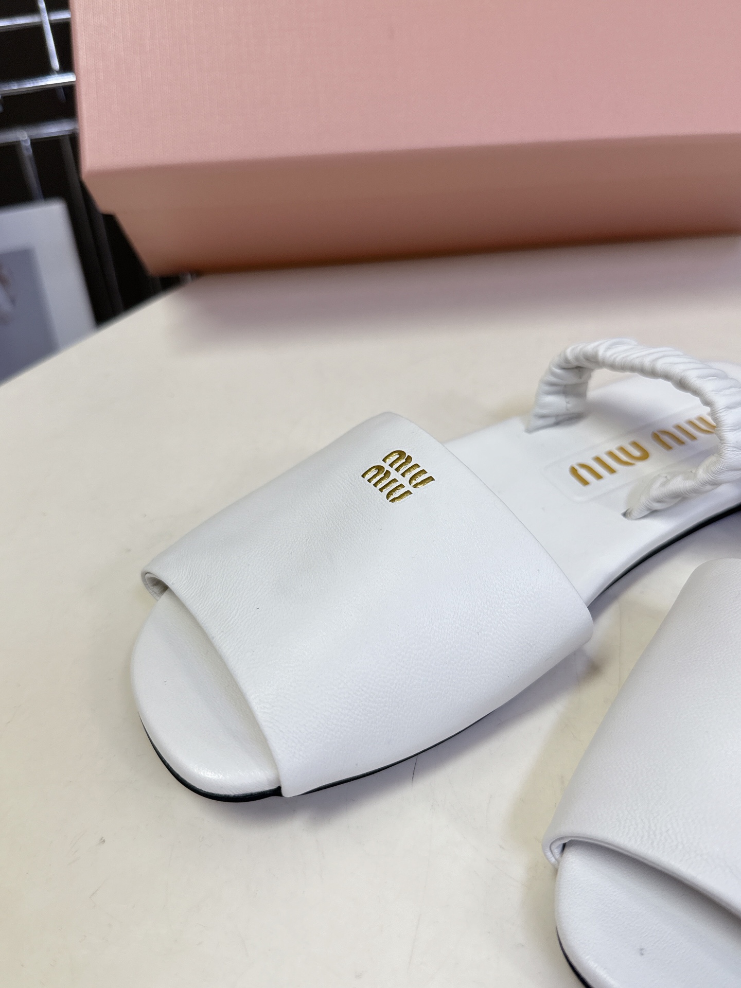  Miu Miu 缪缪米兰走秀款春夏最新拖鞋

“邋遢”来自Miu Miu系列的细节特写“邋遢”，就是随