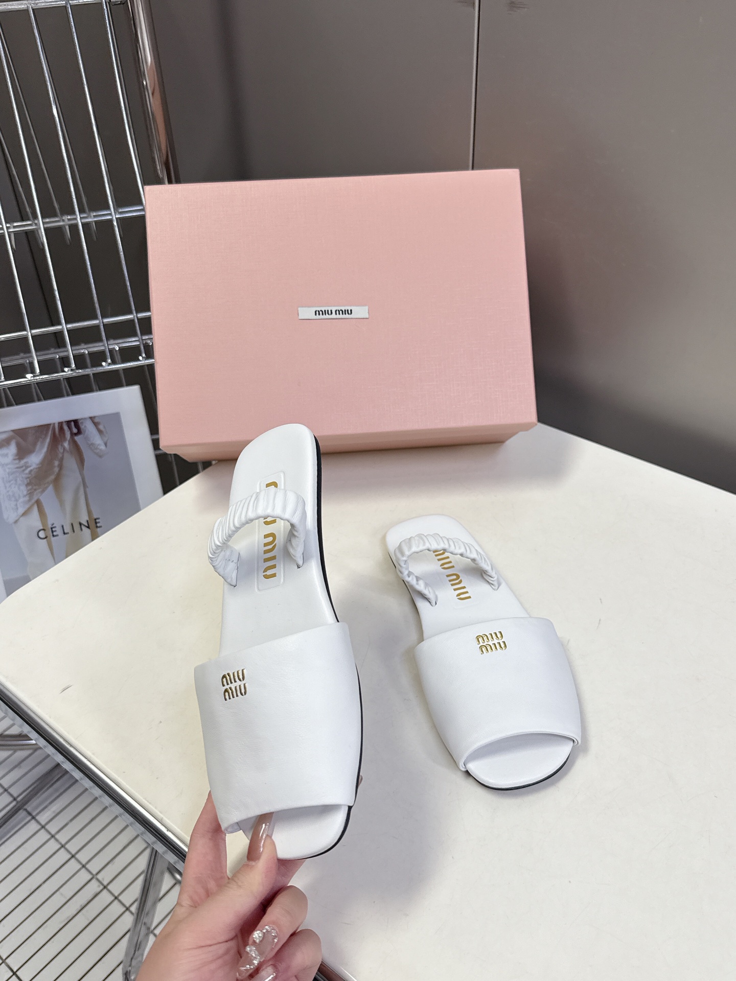  Miu Miu 缪缪米兰走秀款春夏最新拖鞋

“邋遢”来自Miu Miu系列的细节特写“邋遢”，就是随