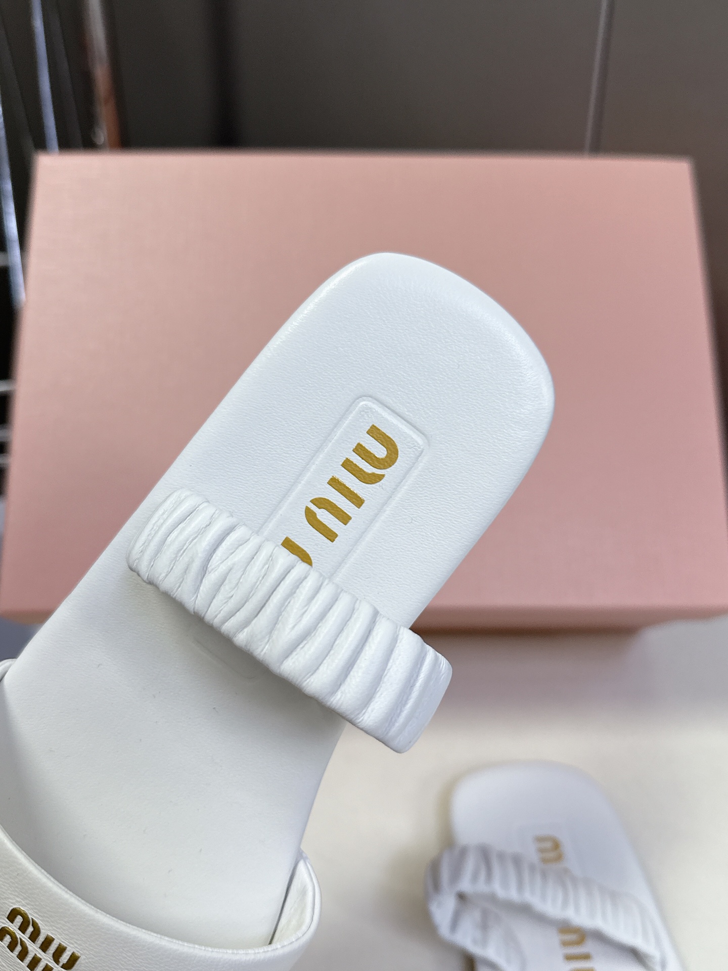  Miu Miu 缪缪米兰走秀款春夏最新拖鞋

“邋遢”来自Miu Miu系列的细节特写“邋遢”，就是随
