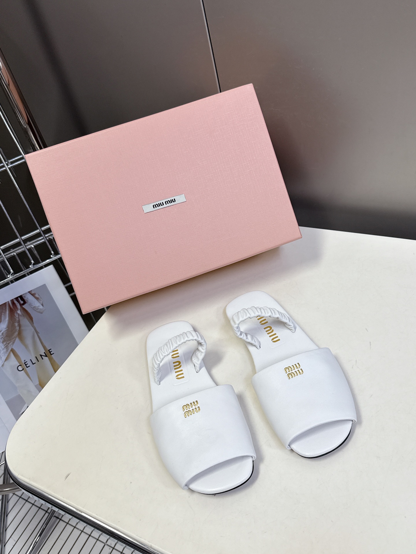  Miu Miu 缪缪米兰走秀款春夏最新拖鞋

“邋遢”来自Miu Miu系列的细节特写“邋遢”，就是随