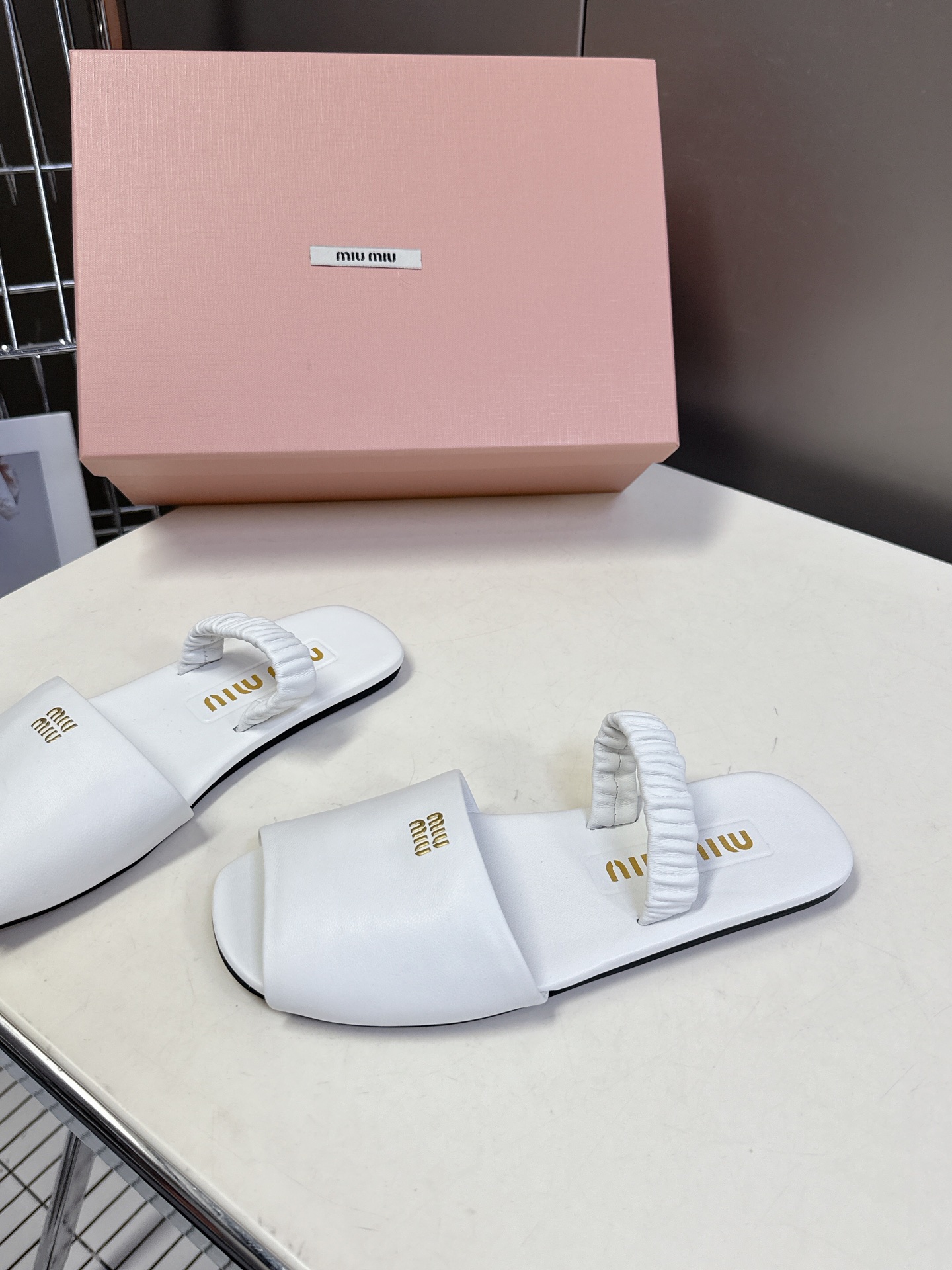  Miu Miu 缪缪米兰走秀款春夏最新拖鞋

“邋遢”来自Miu Miu系列的细节特写“邋遢”，就是随