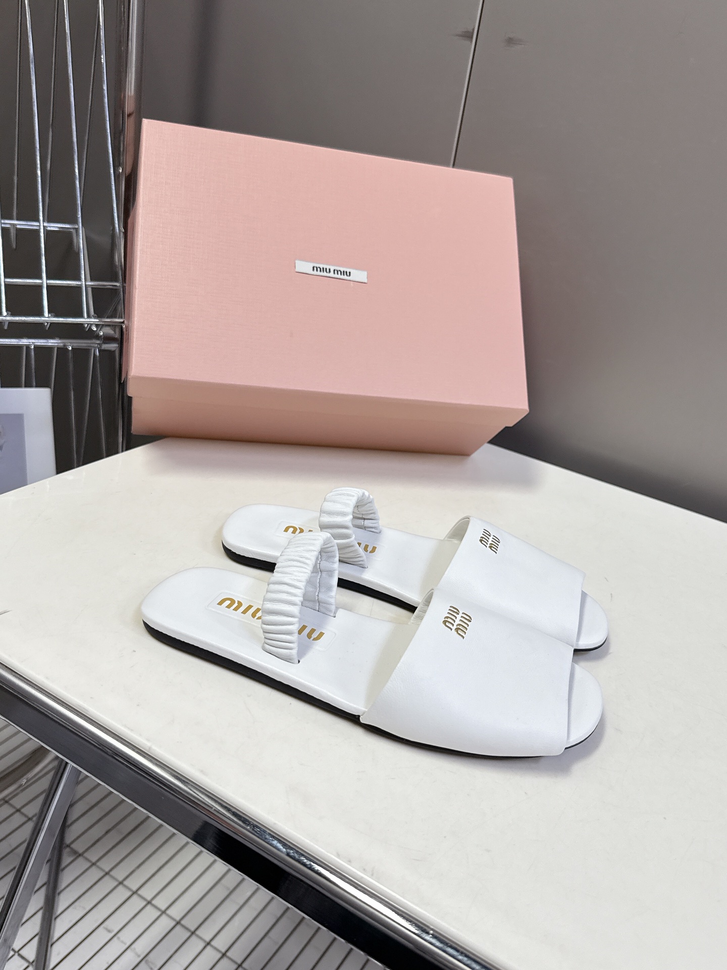  Miu Miu 缪缪米兰走秀款春夏最新拖鞋

“邋遢”来自Miu Miu系列的细节特写“邋遢”，就是随