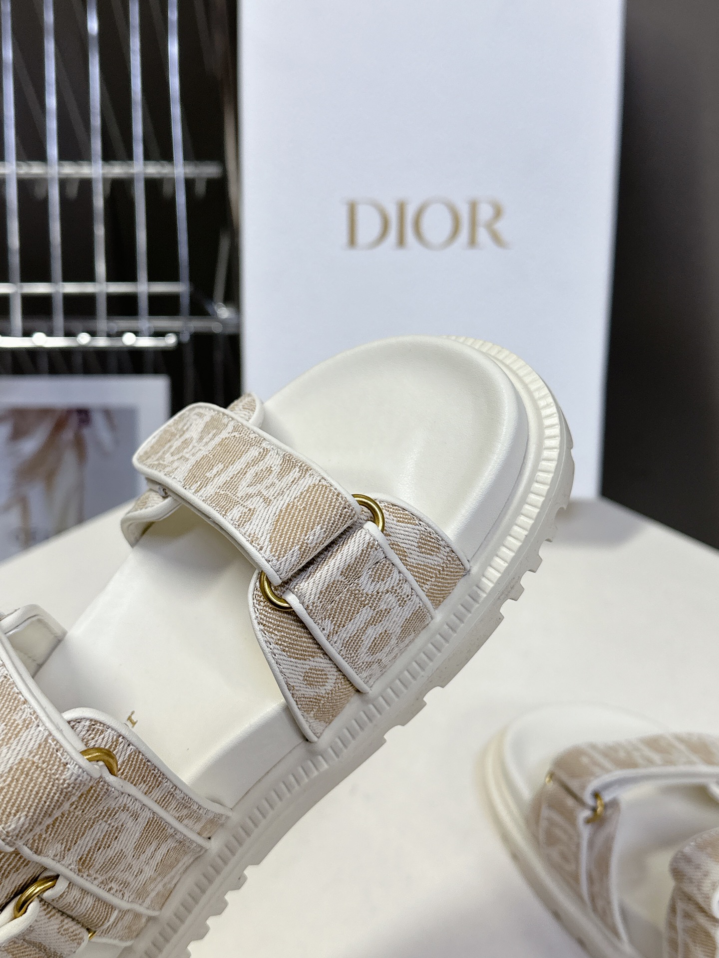  Dior迪奥春夏最新款魔术贴凉鞋、超多明星网红种草、经典的版型设计➕上迪奥LOGO五金点缀、超好看超百