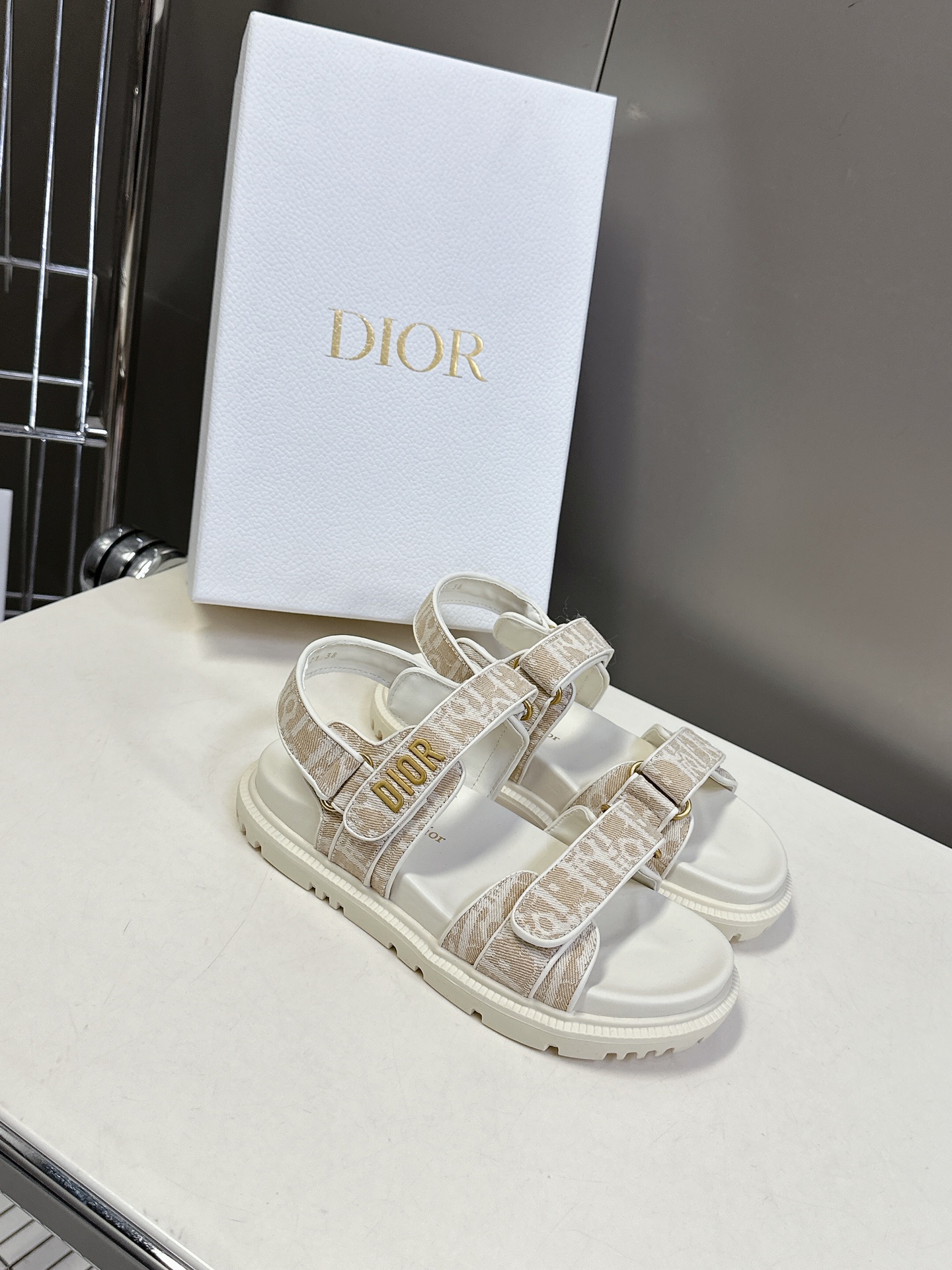  Dior迪奥春夏最新款魔术贴凉鞋、超多明星网红种草、经典的版型设计➕上迪奥LOGO五金点缀、超好看超百
