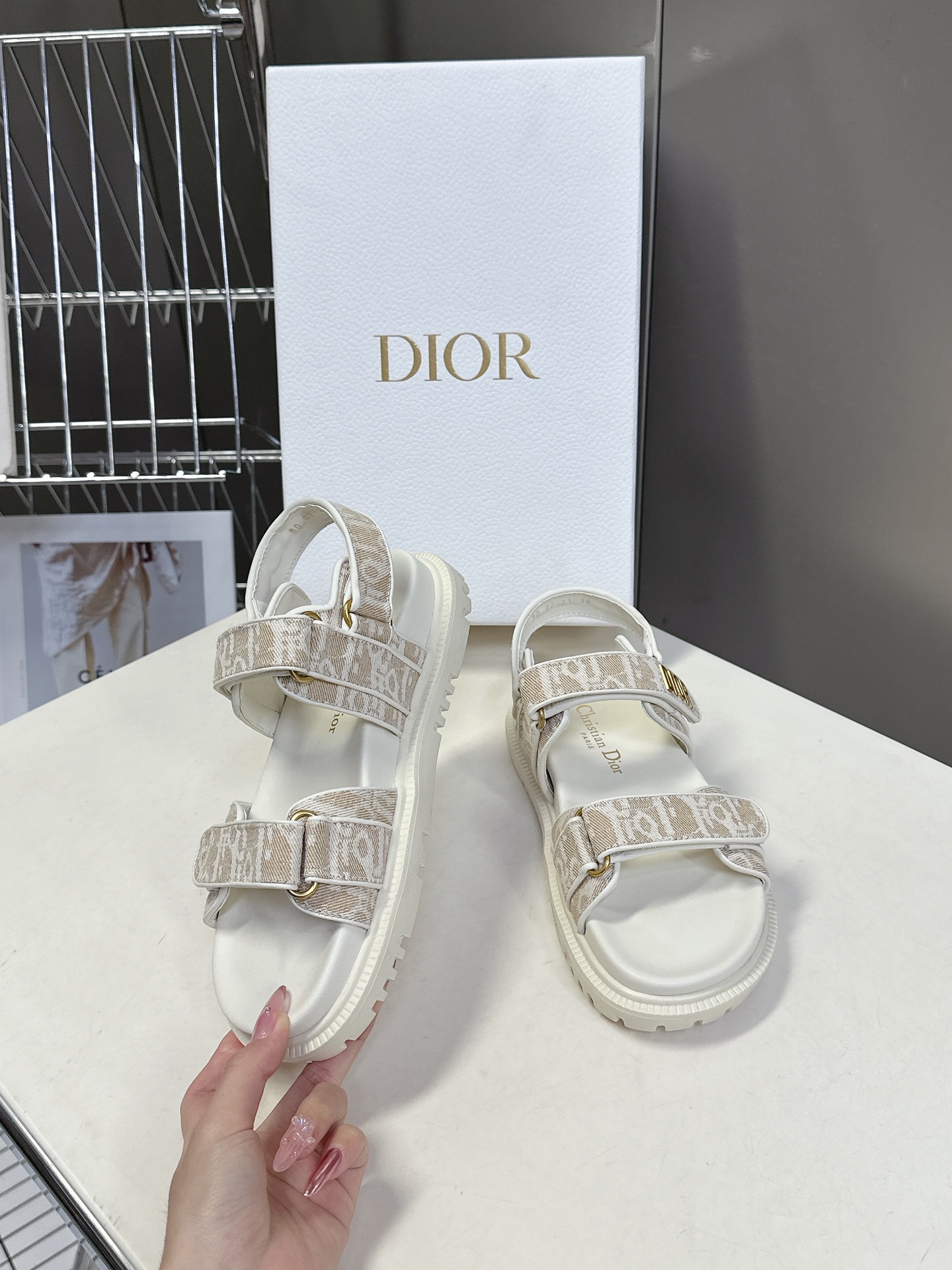  Dior迪奥春夏最新款魔术贴凉鞋、超多明星网红种草、经典的版型设计➕上迪奥LOGO五金点缀、超好看超百