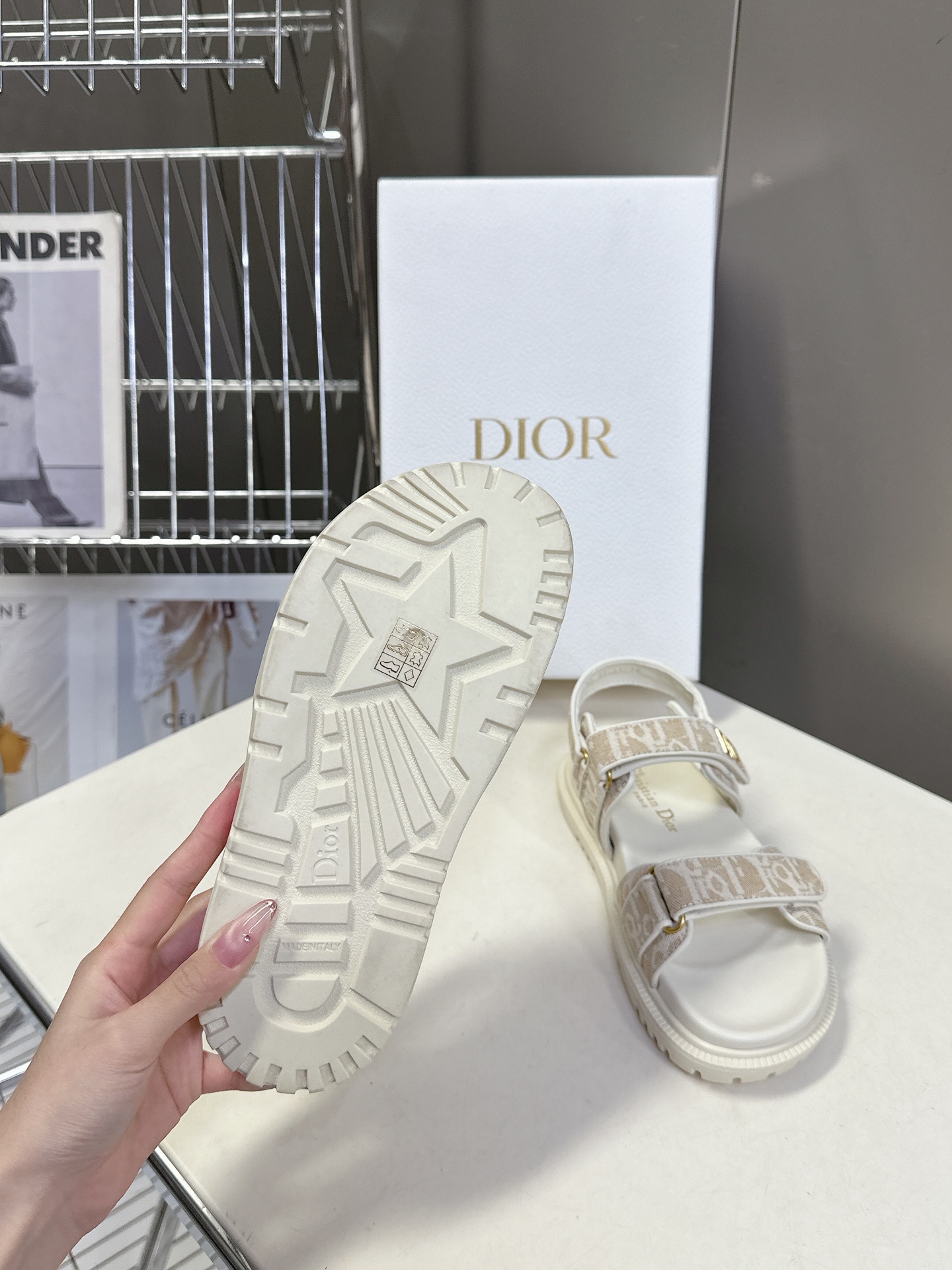  Dior迪奥春夏最新款魔术贴凉鞋、超多明星网红种草、经典的版型设计➕上迪奥LOGO五金点缀、超好看超百