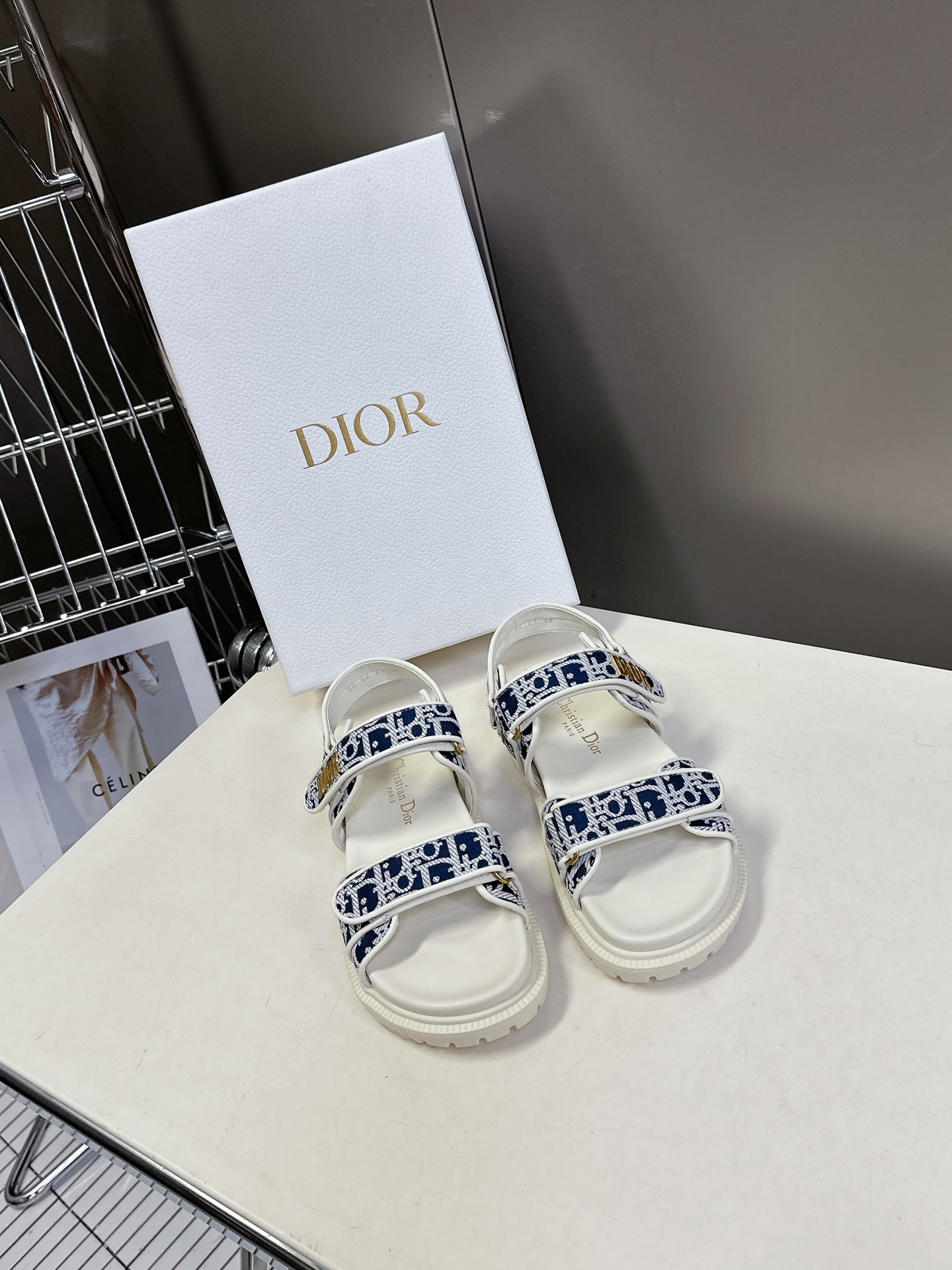  Dior迪奥春夏最新款魔术贴凉鞋、超多明星网红种草、经典的版型设计➕上迪奥LOGO五金点缀、超好看超百