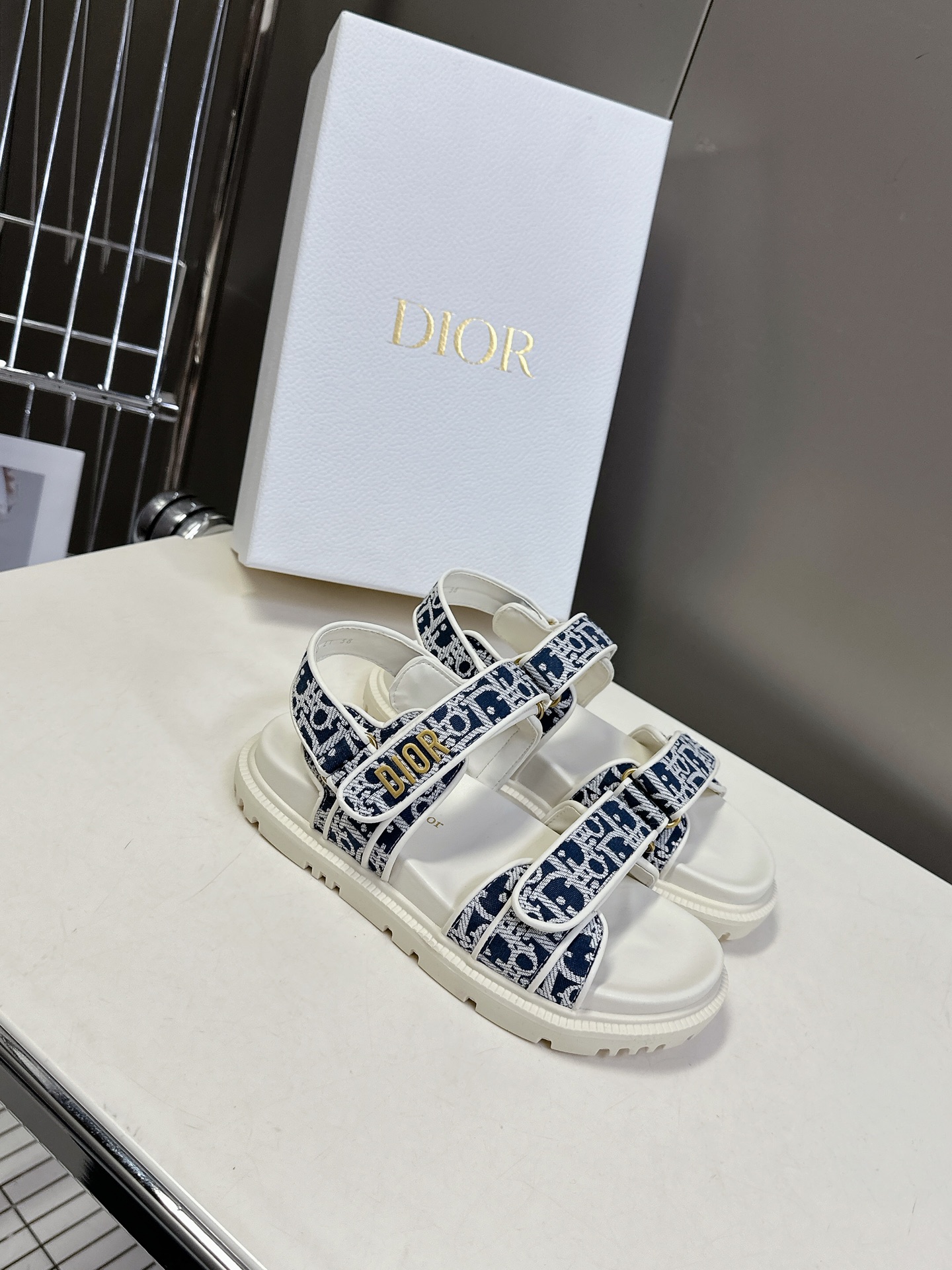  Dior迪奥春夏最新款魔术贴凉鞋、超多明星网红种草、经典的版型设计➕上迪奥LOGO五金点缀、超好看超百