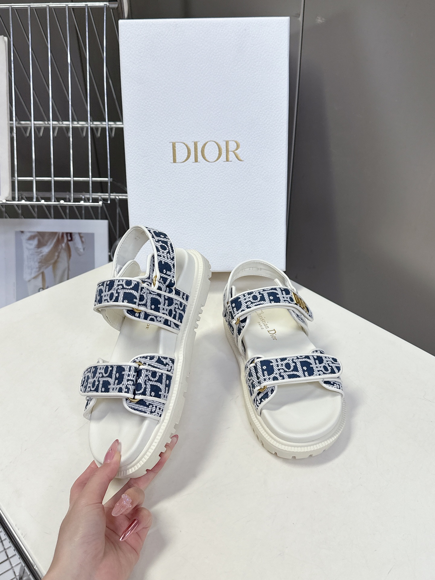  Dior迪奥春夏最新款魔术贴凉鞋、超多明星网红种草、经典的版型设计➕上迪奥LOGO五金点缀、超好看超百