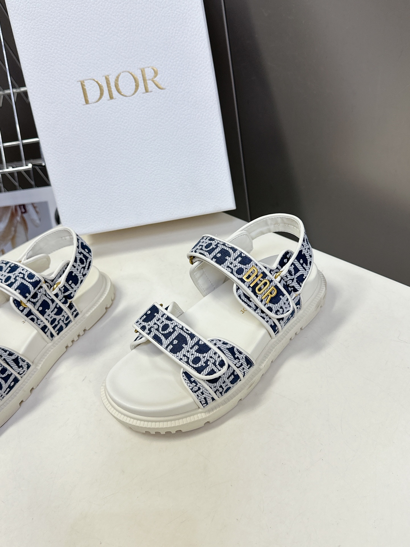  Dior迪奥春夏最新款魔术贴凉鞋、超多明星网红种草、经典的版型设计➕上迪奥LOGO五金点缀、超好看超百