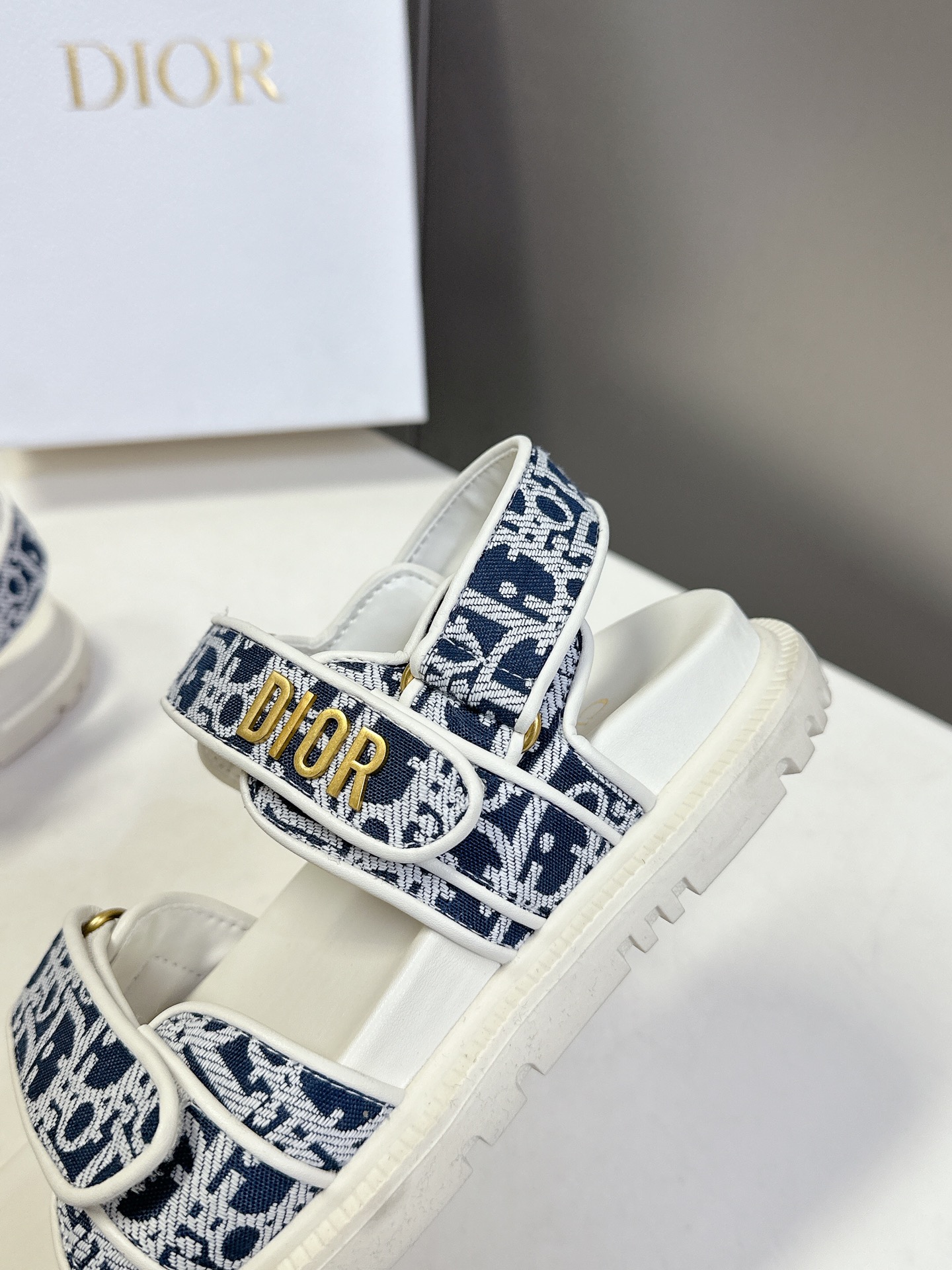  Dior迪奥春夏最新款魔术贴凉鞋、超多明星网红种草、经典的版型设计➕上迪奥LOGO五金点缀、超好看超百
