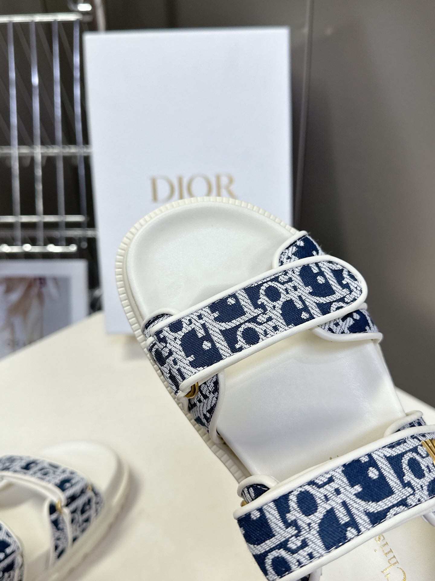  Dior迪奥春夏最新款魔术贴凉鞋、超多明星网红种草、经典的版型设计➕上迪奥LOGO五金点缀、超好看超百