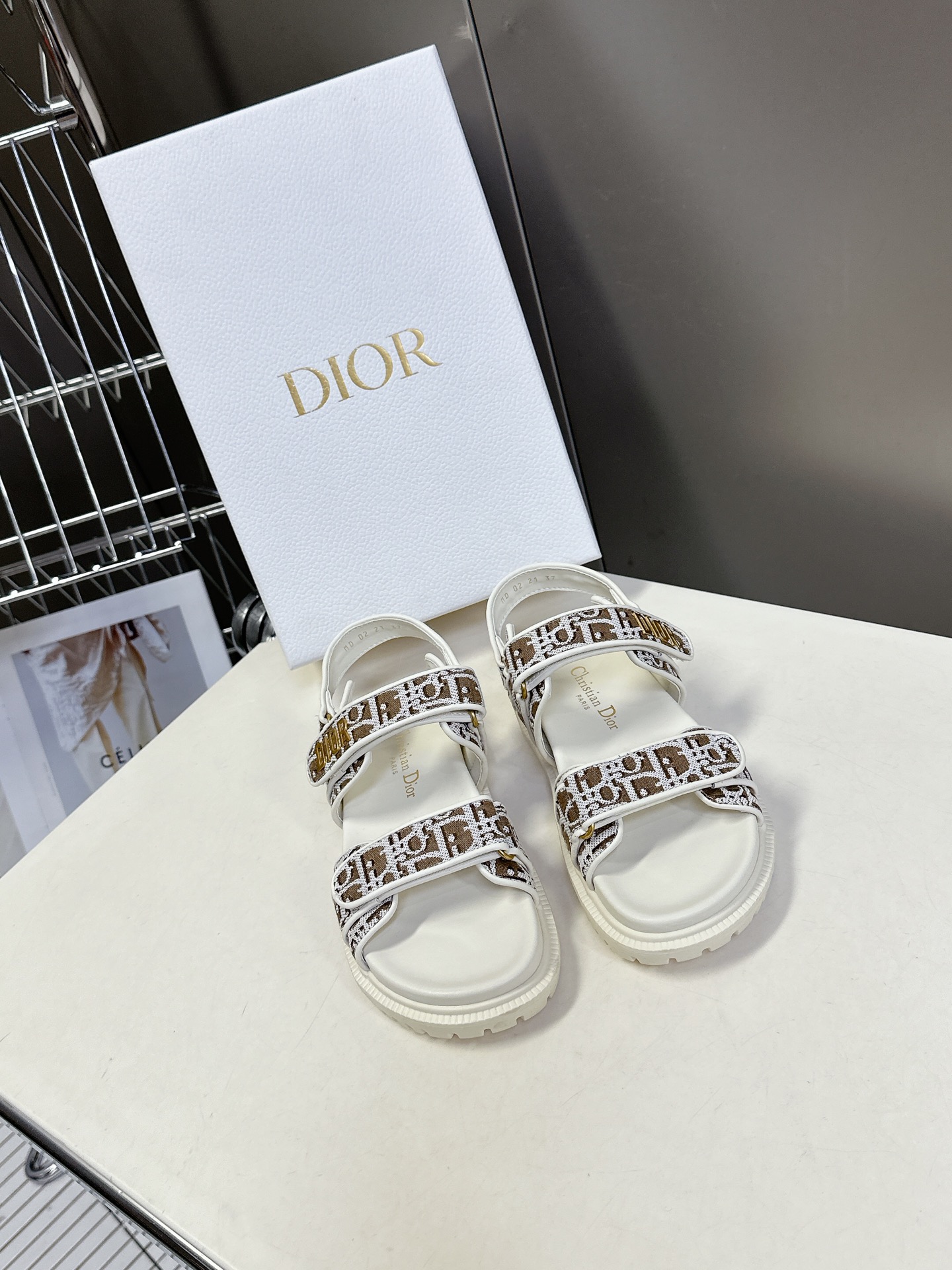  Dior迪奥春夏最新款魔术贴凉鞋、超多明星网红种草、经典的版型设计➕上迪奥LOGO五金点缀、超好看超百