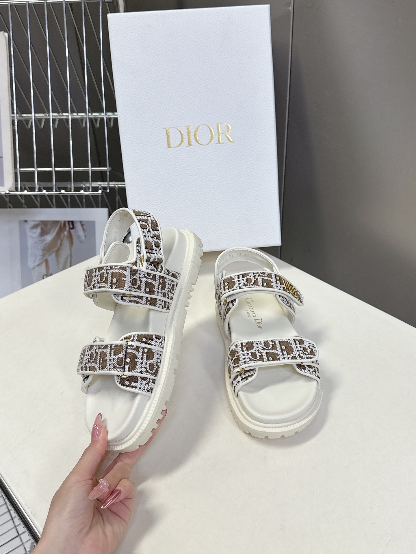  Dior迪奥春夏最新款魔术贴凉鞋、超多明星网红种草、经典的版型设计➕上迪奥LOGO五金点缀、超好看超百