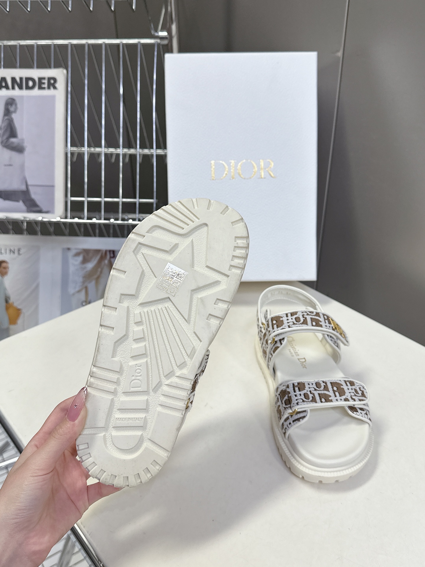  Dior迪奥春夏最新款魔术贴凉鞋、超多明星网红种草、经典的版型设计➕上迪奥LOGO五金点缀、超好看超百