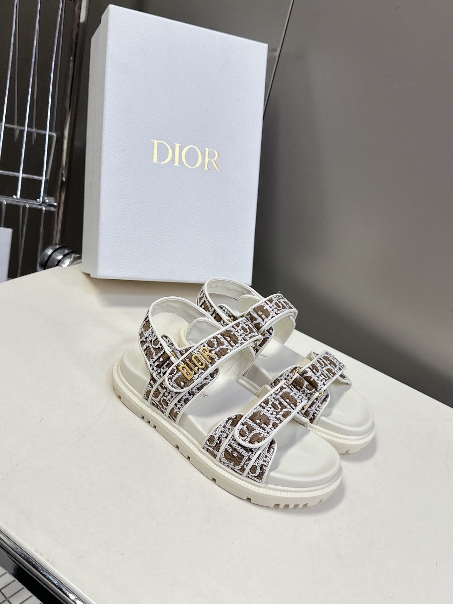  Dior迪奥春夏最新款魔术贴凉鞋、超多明星网红种草、经典的版型设计➕上迪奥LOGO五金点缀、超好看超百