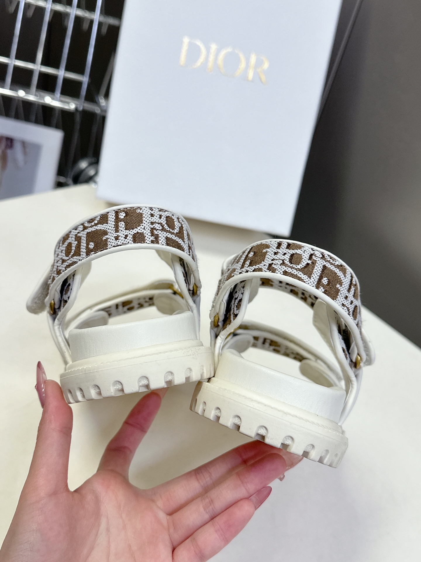  Dior迪奥春夏最新款魔术贴凉鞋、超多明星网红种草、经典的版型设计➕上迪奥LOGO五金点缀、超好看超百