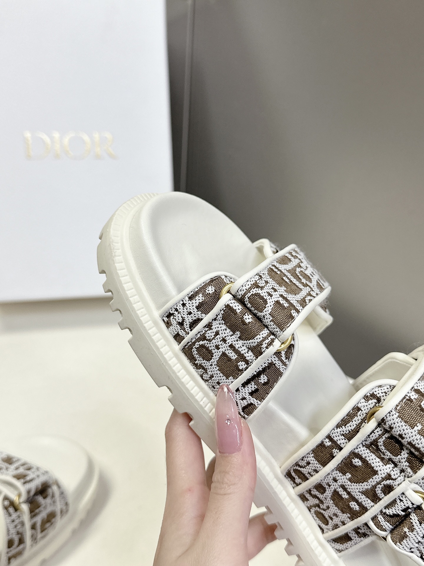  Dior迪奥春夏最新款魔术贴凉鞋、超多明星网红种草、经典的版型设计➕上迪奥LOGO五金点缀、超好看超百
