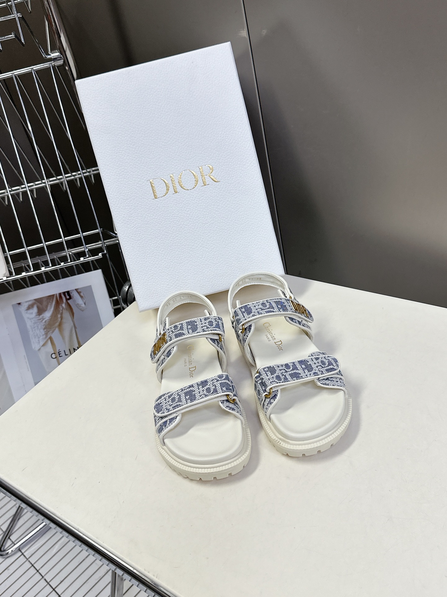  Dior迪奥春夏最新款魔术贴凉鞋、超多明星网红种草、经典的版型设计➕上迪奥LOGO五金点缀、超好看超百