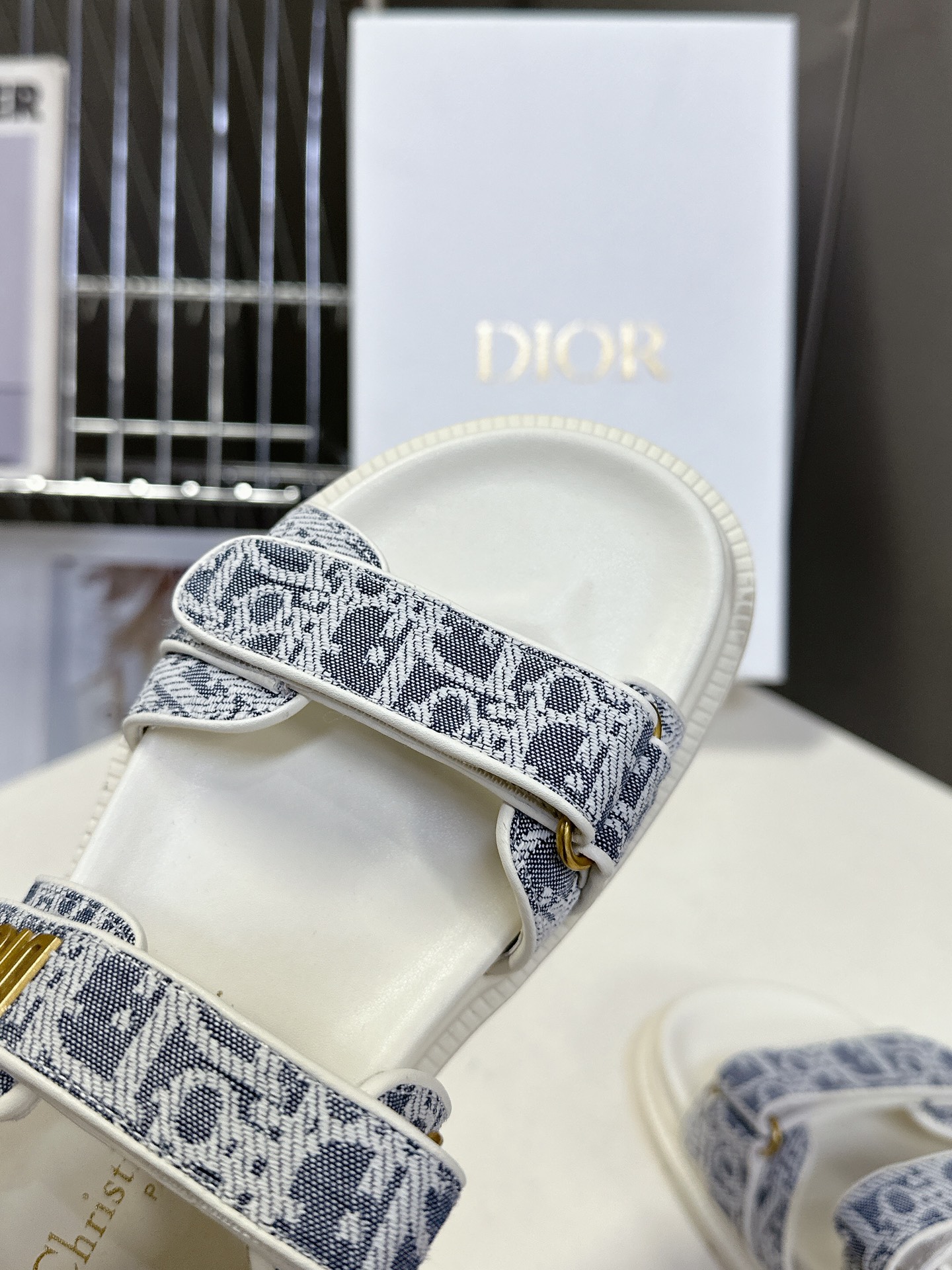  Dior迪奥春夏最新款魔术贴凉鞋、超多明星网红种草、经典的版型设计➕上迪奥LOGO五金点缀、超好看超百