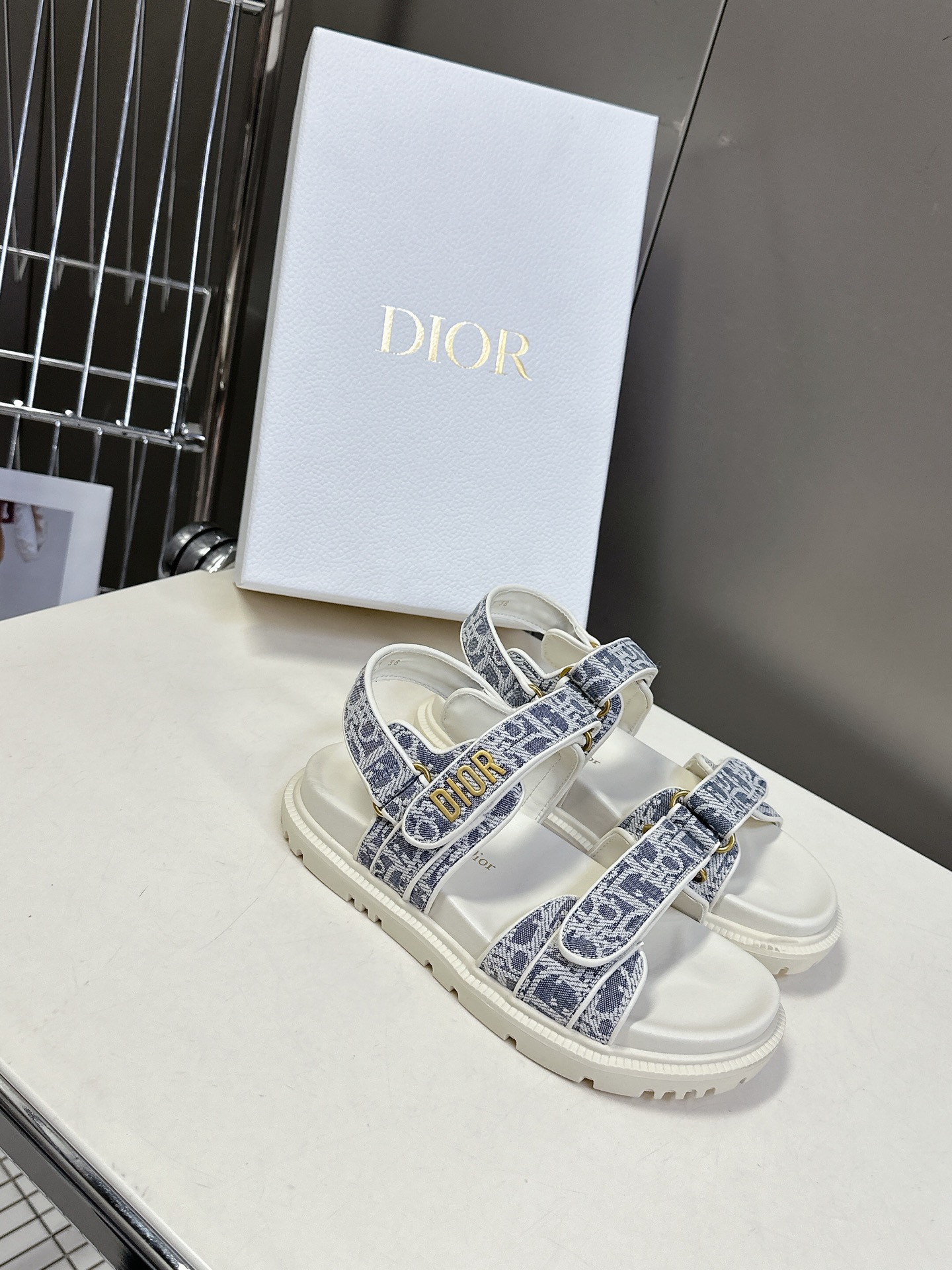  Dior迪奥春夏最新款魔术贴凉鞋、超多明星网红种草、经典的版型设计➕上迪奥LOGO五金点缀、超好看超百