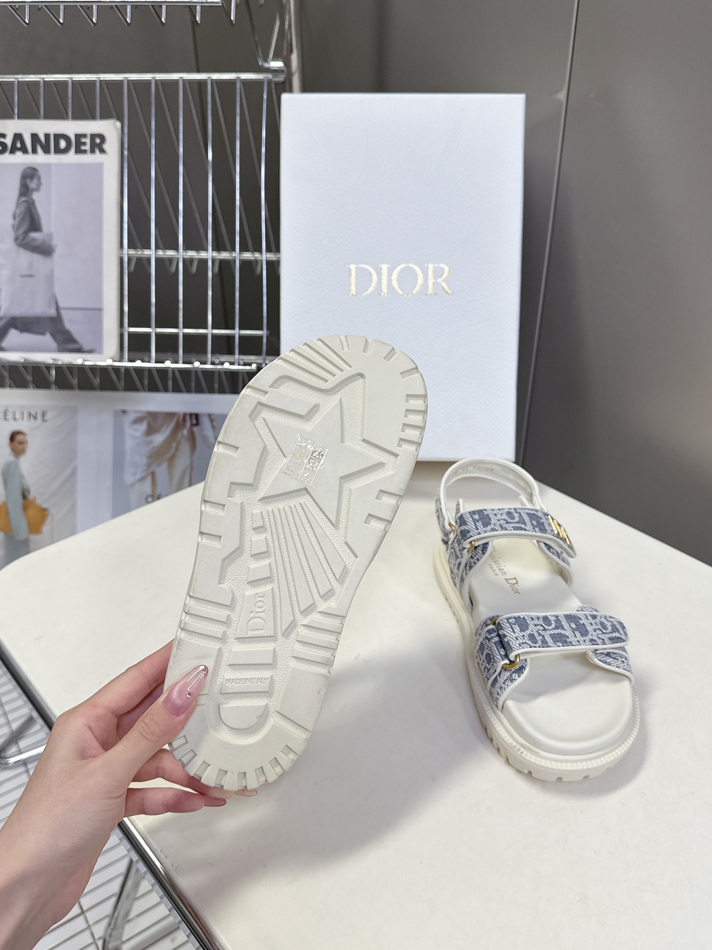  Dior迪奥春夏最新款魔术贴凉鞋、超多明星网红种草、经典的版型设计➕上迪奥LOGO五金点缀、超好看超百