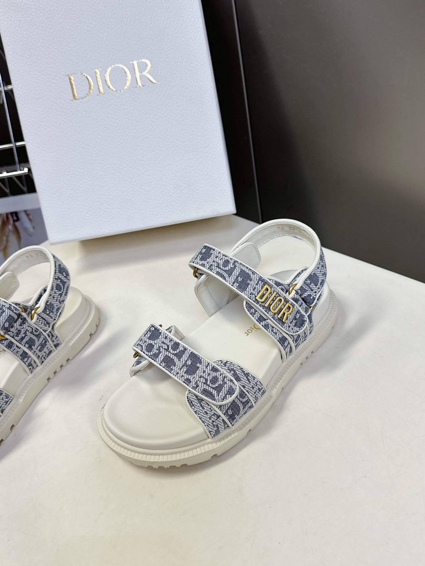  Dior迪奥春夏最新款魔术贴凉鞋、超多明星网红种草、经典的版型设计➕上迪奥LOGO五金点缀、超好看超百