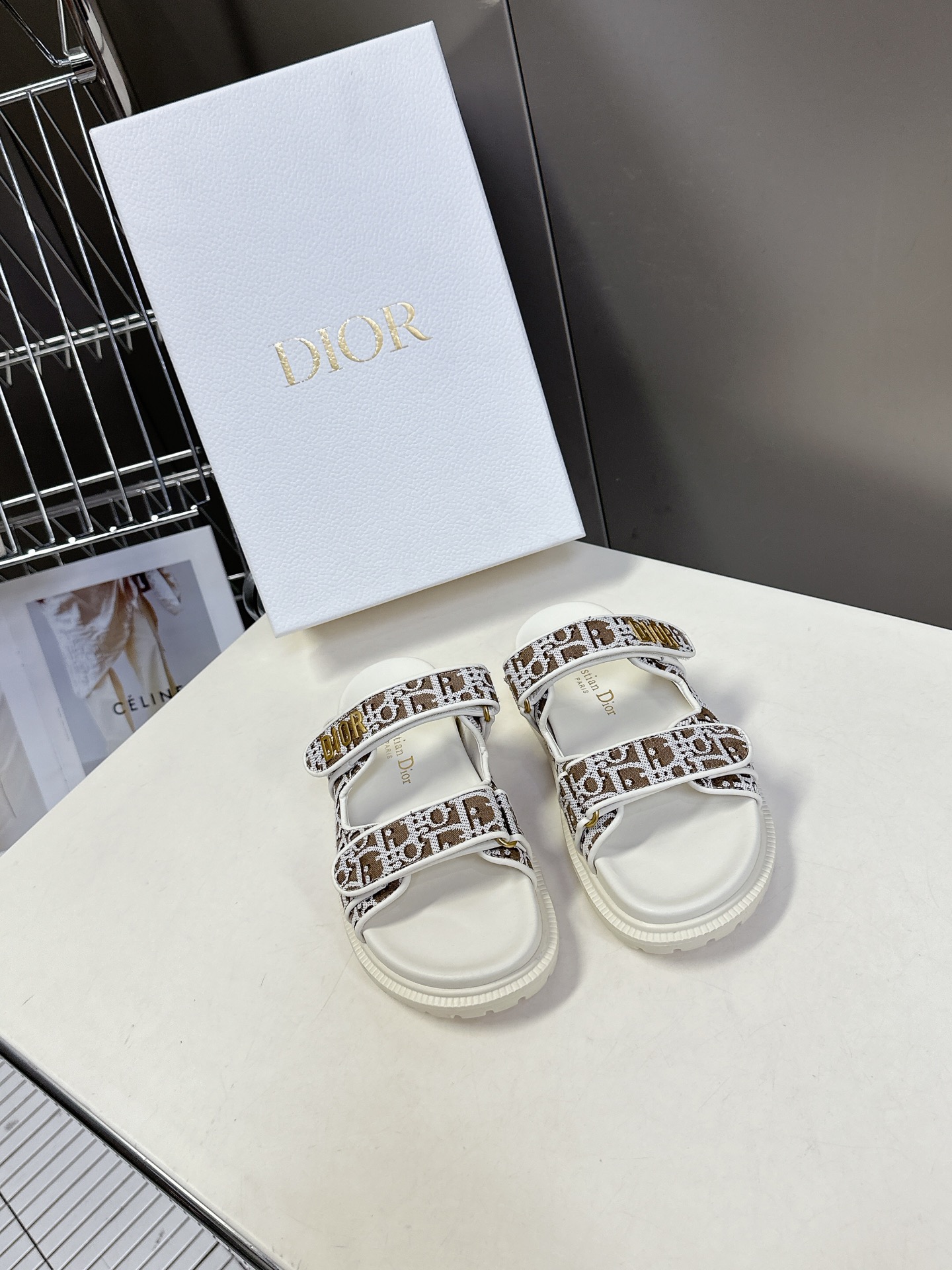  Dior迪奥春夏最新款魔术贴凉鞋、超多明星网红种草、经典的版型设计➕上迪奥LOGO五金点缀、超好看超百