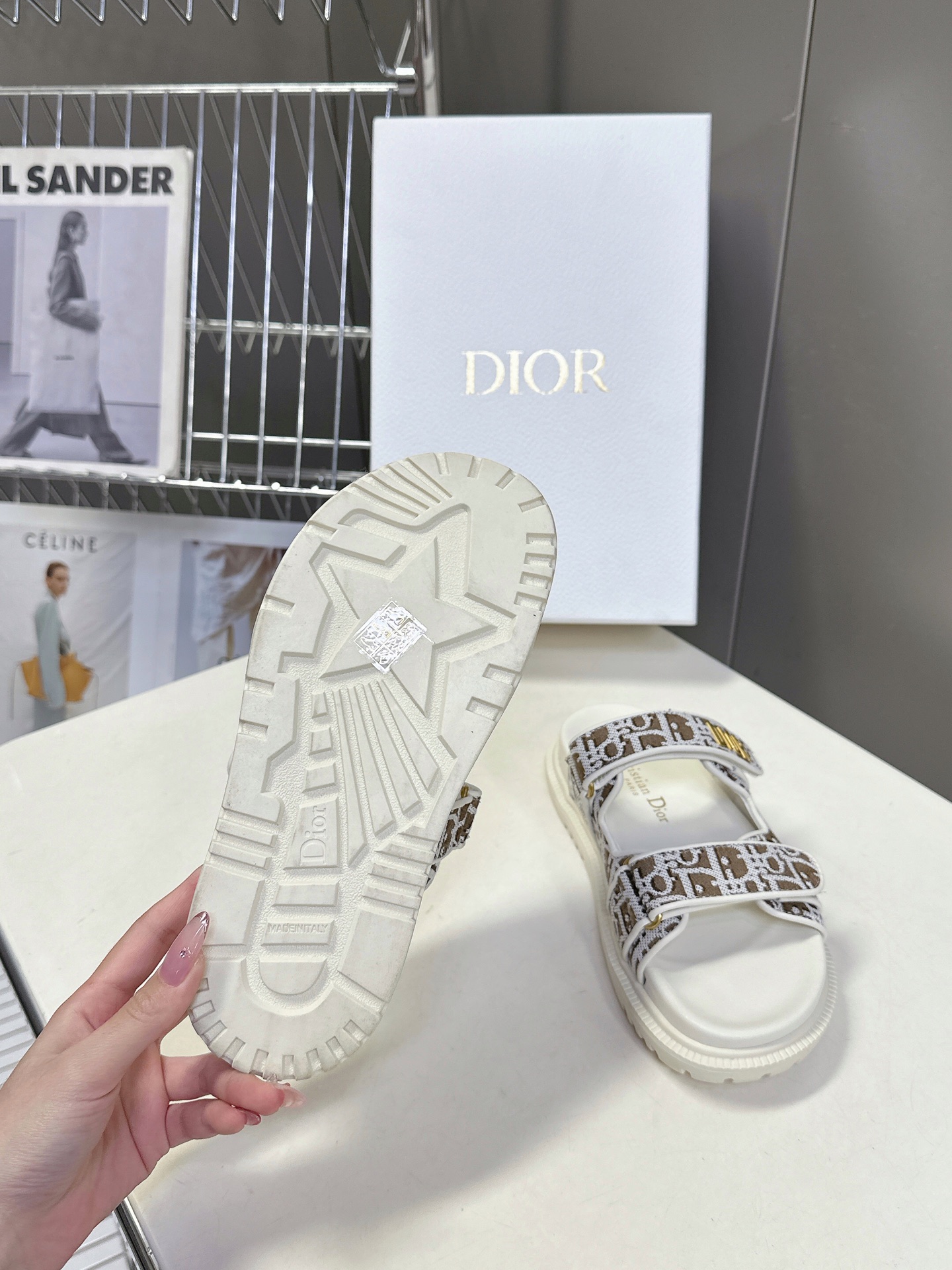  Dior迪奥春夏最新款魔术贴凉鞋、超多明星网红种草、经典的版型设计➕上迪奥LOGO五金点缀、超好看超百