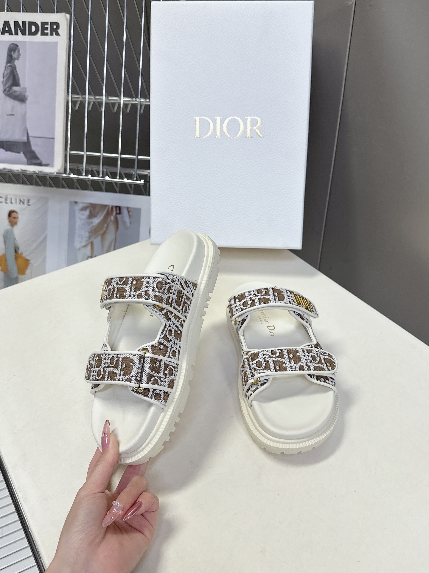  Dior迪奥春夏最新款魔术贴凉鞋、超多明星网红种草、经典的版型设计➕上迪奥LOGO五金点缀、超好看超百