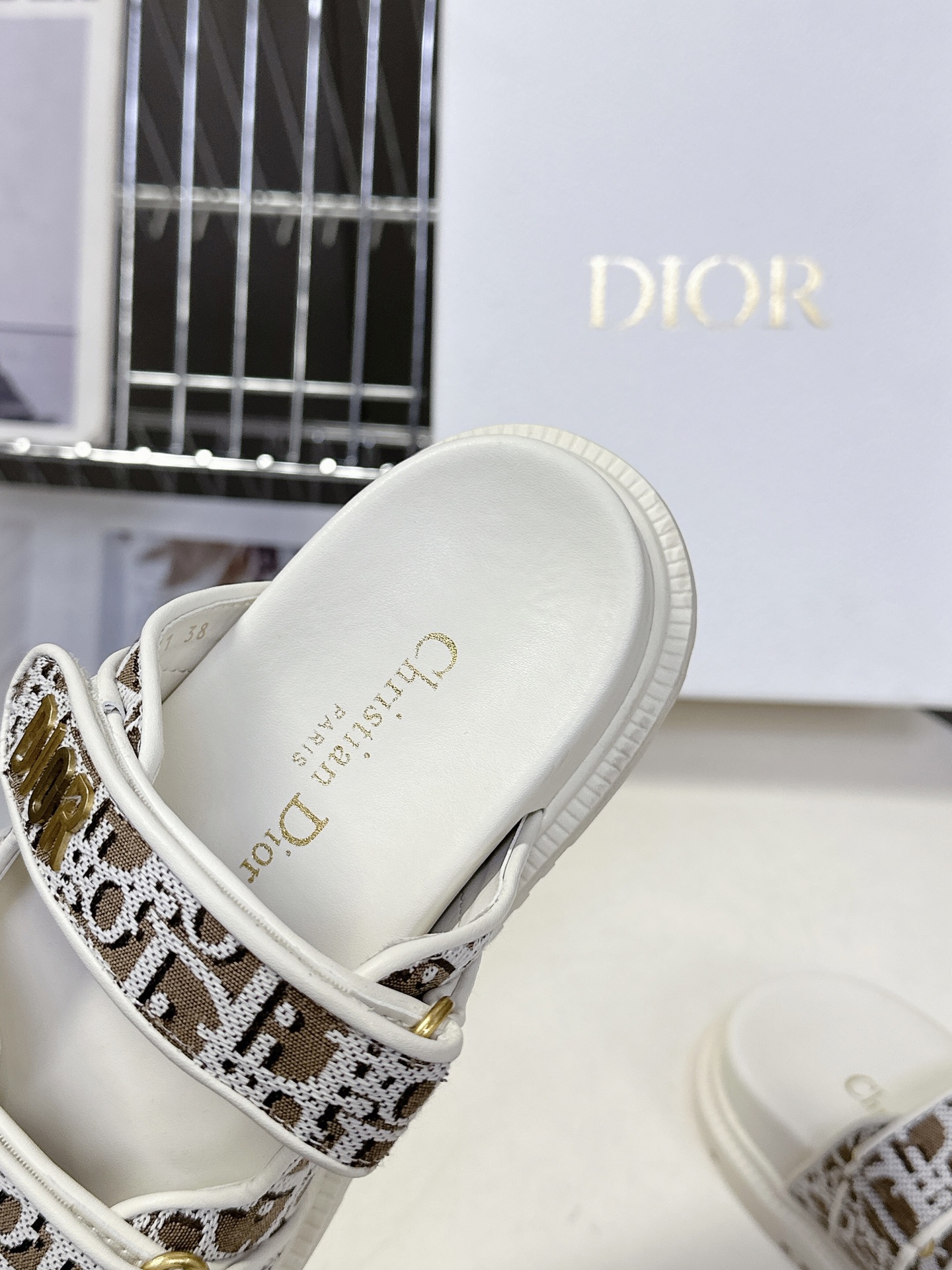  Dior迪奥春夏最新款魔术贴凉鞋、超多明星网红种草、经典的版型设计➕上迪奥LOGO五金点缀、超好看超百