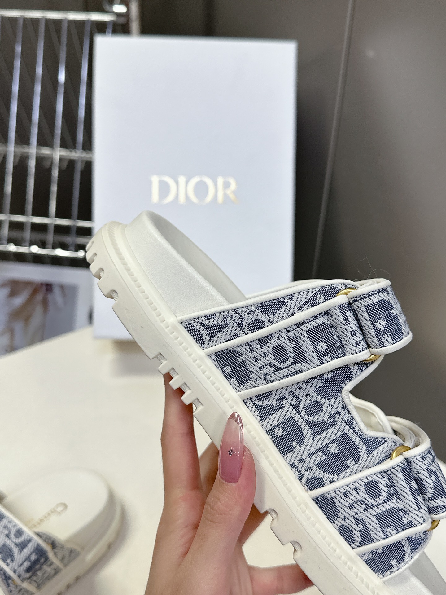  Dior迪奥春夏最新款魔术贴凉鞋、超多明星网红种草、经典的版型设计➕上迪奥LOGO五金点缀、超好看超百