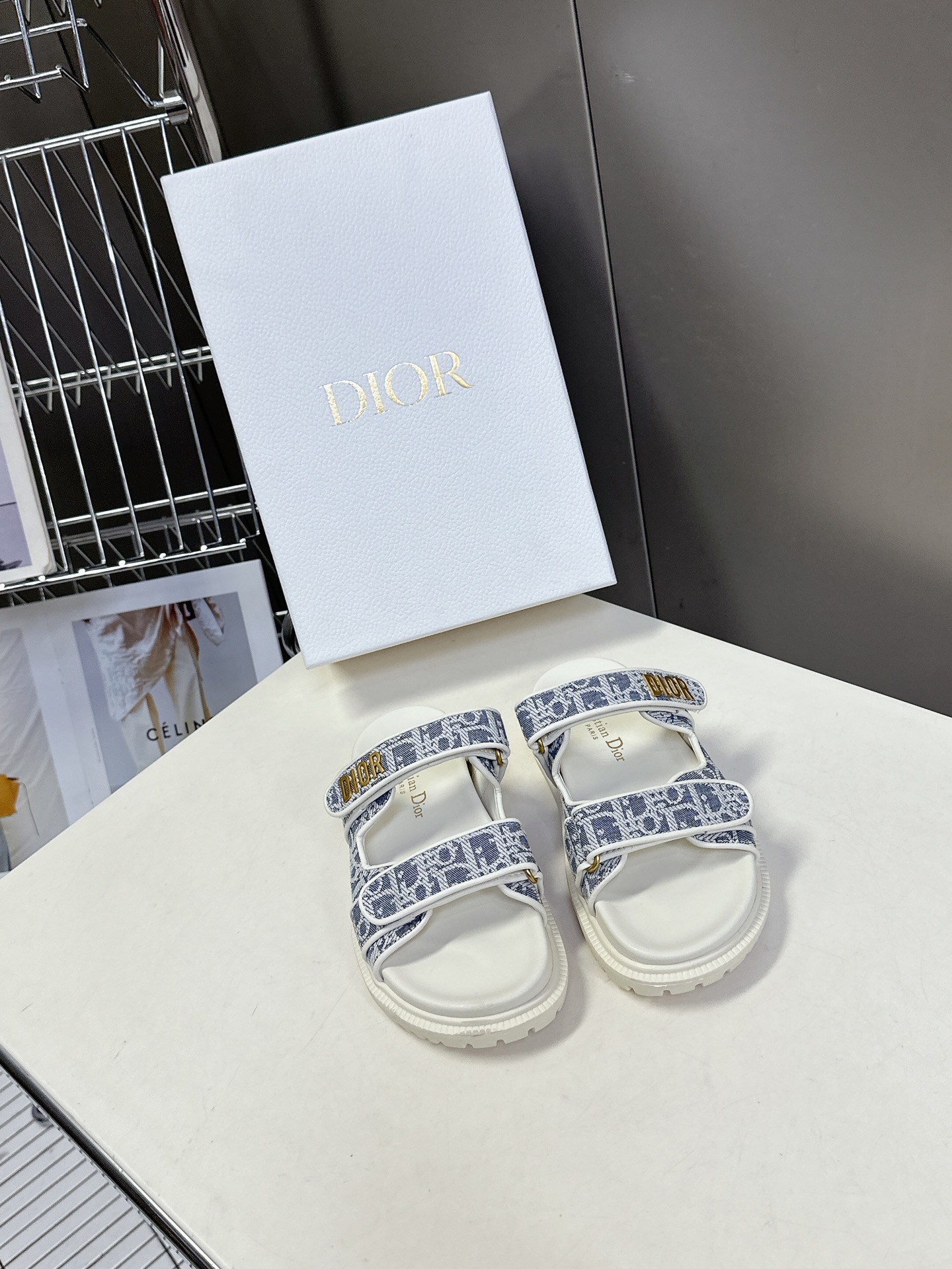  Dior迪奥春夏最新款魔术贴凉鞋、超多明星网红种草、经典的版型设计➕上迪奥LOGO五金点缀、超好看超百