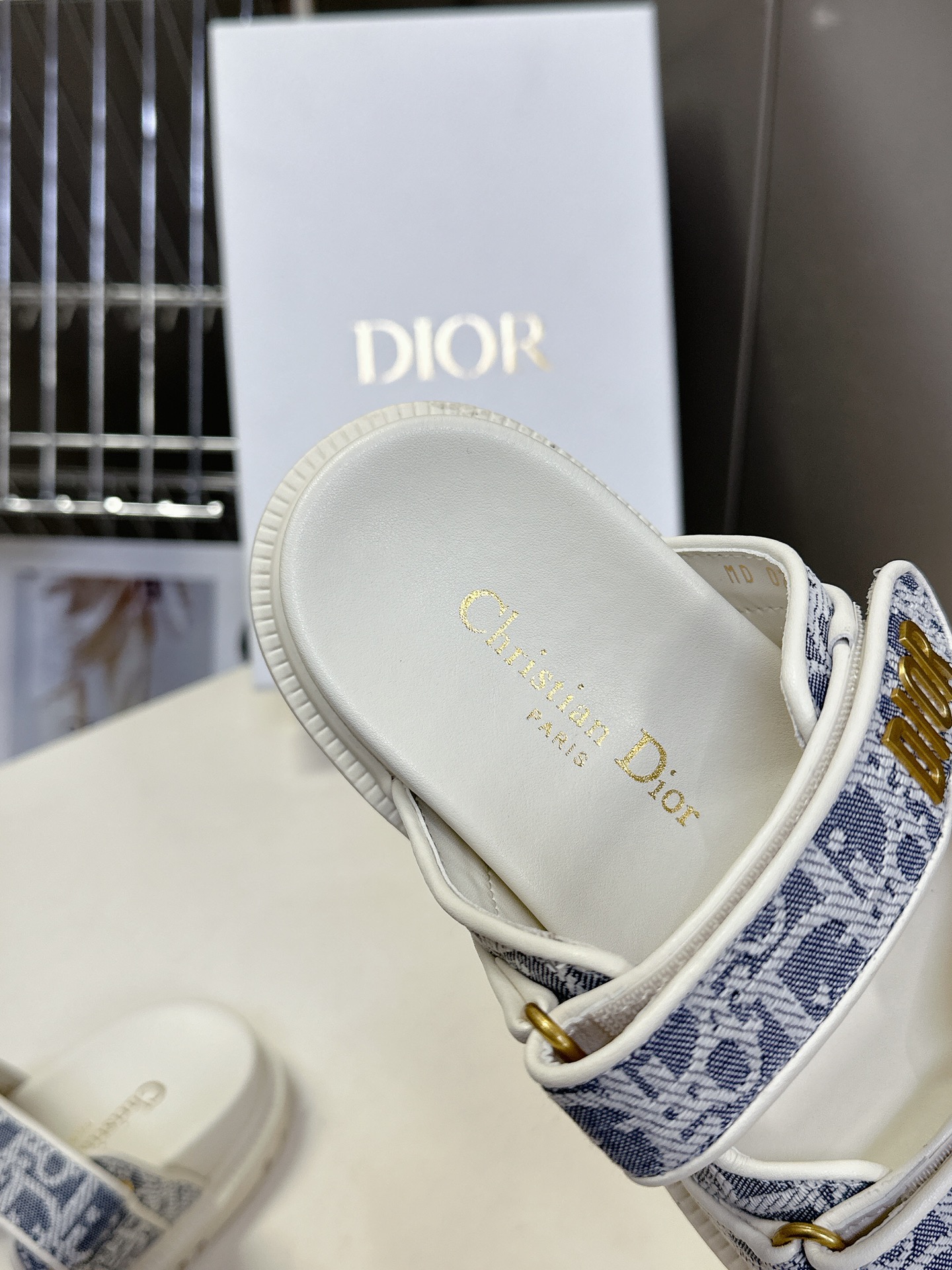  Dior迪奥春夏最新款魔术贴凉鞋、超多明星网红种草、经典的版型设计➕上迪奥LOGO五金点缀、超好看超百