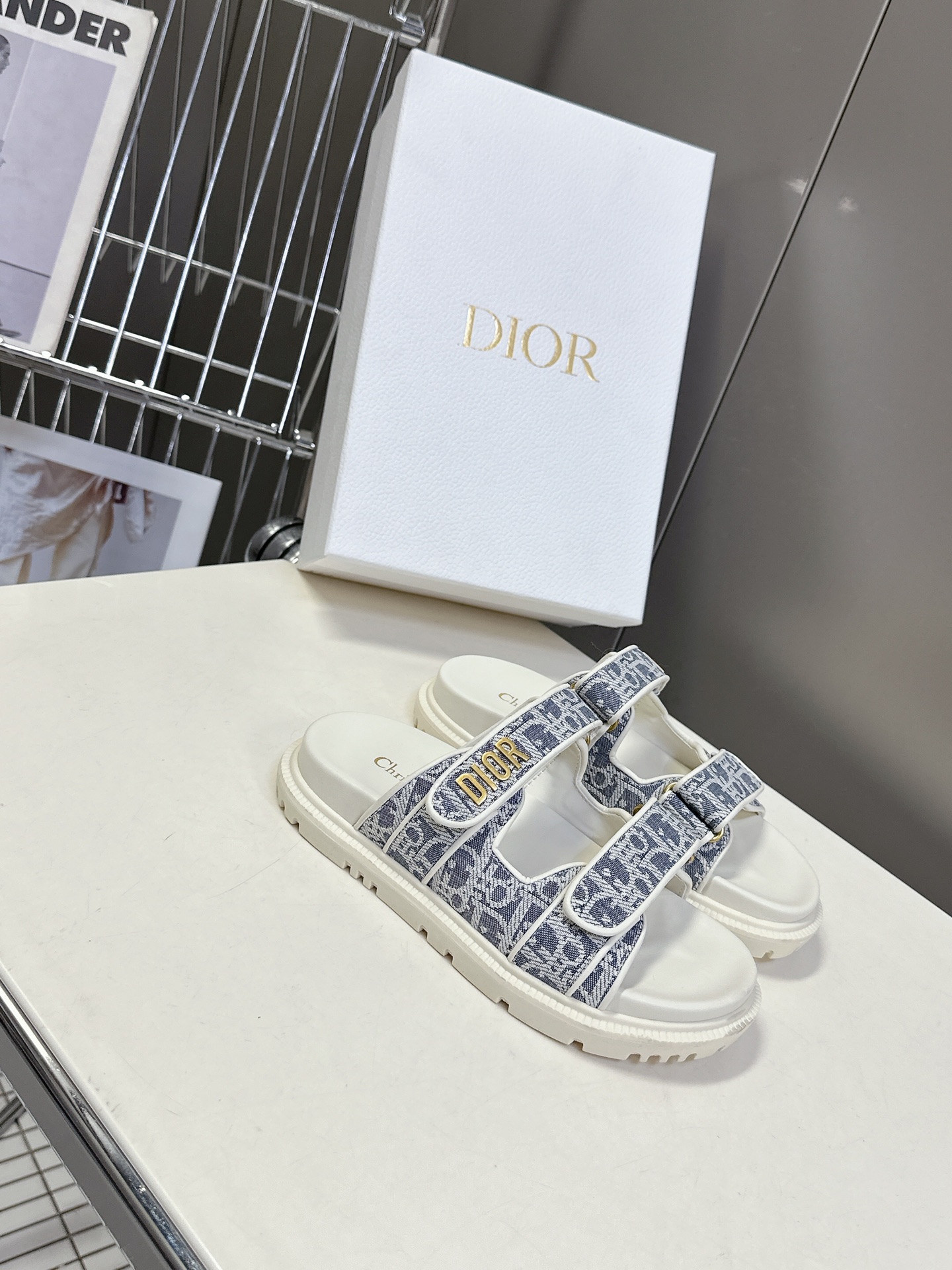  Dior迪奥春夏最新款魔术贴凉鞋、超多明星网红种草、经典的版型设计➕上迪奥LOGO五金点缀、超好看超百