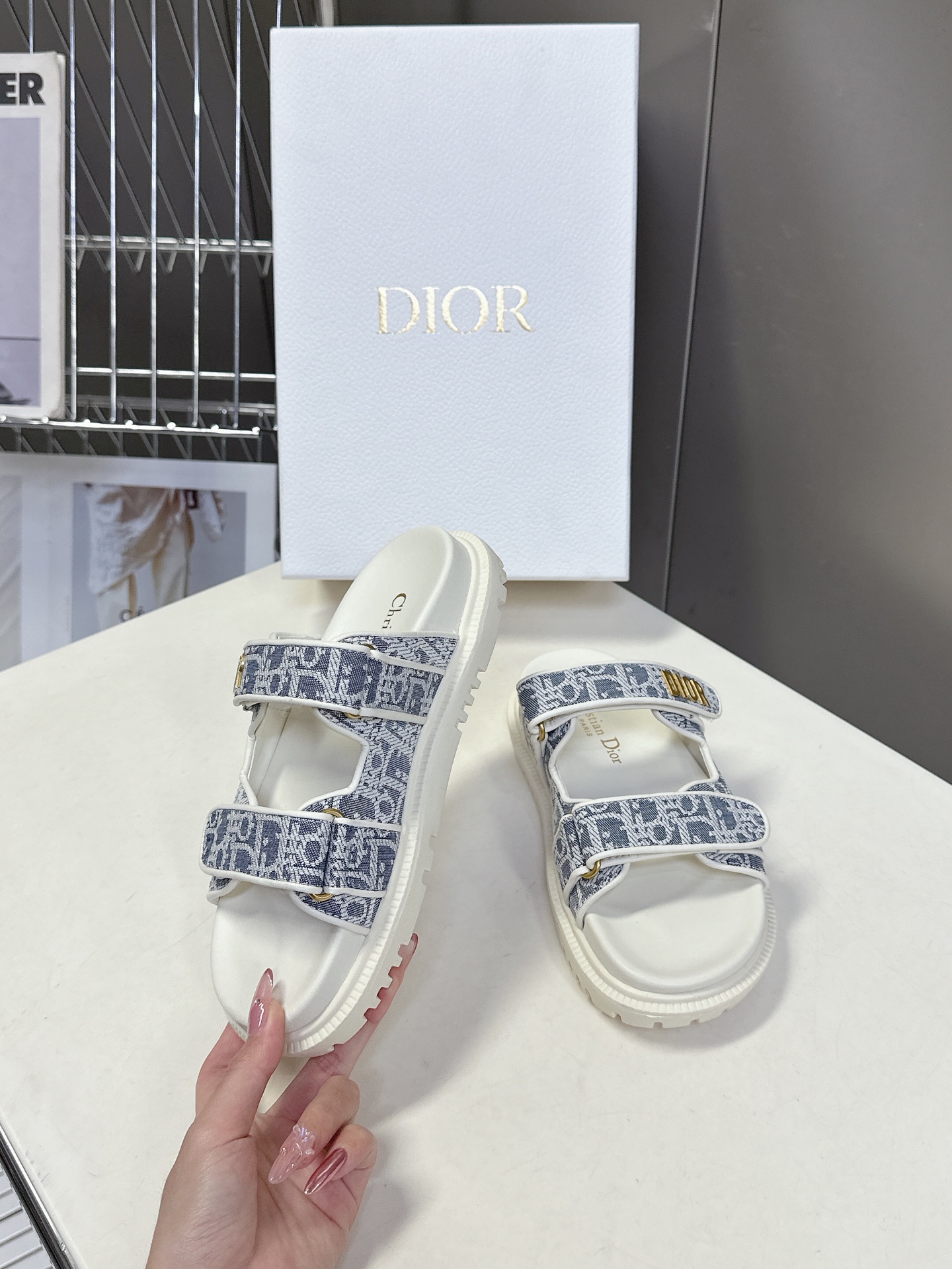  Dior迪奥春夏最新款魔术贴凉鞋、超多明星网红种草、经典的版型设计➕上迪奥LOGO五金点缀、超好看超百