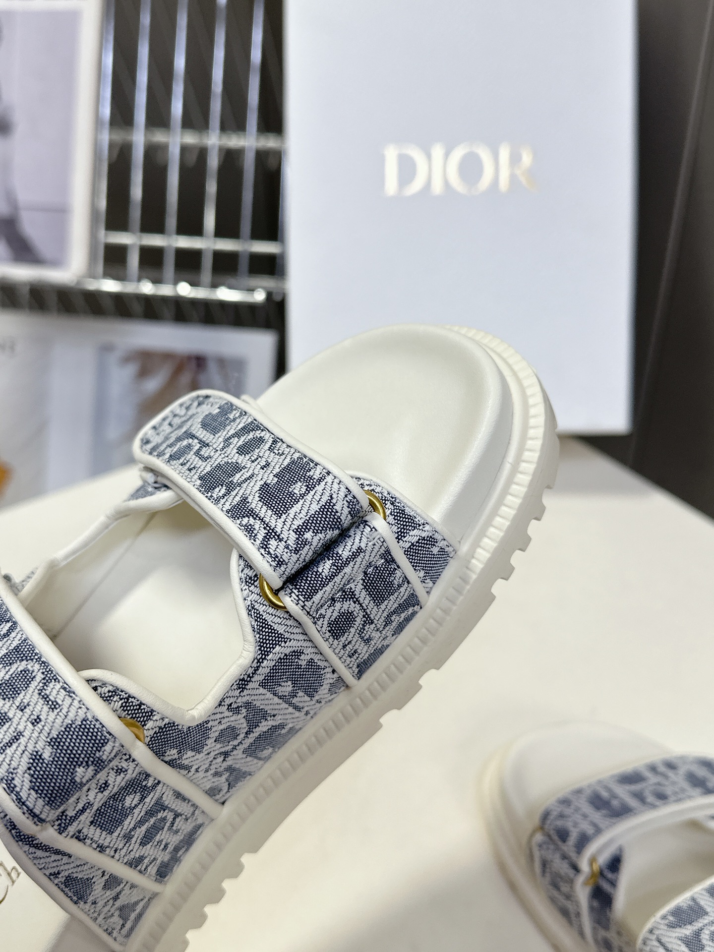  Dior迪奥春夏最新款魔术贴凉鞋、超多明星网红种草、经典的版型设计➕上迪奥LOGO五金点缀、超好看超百