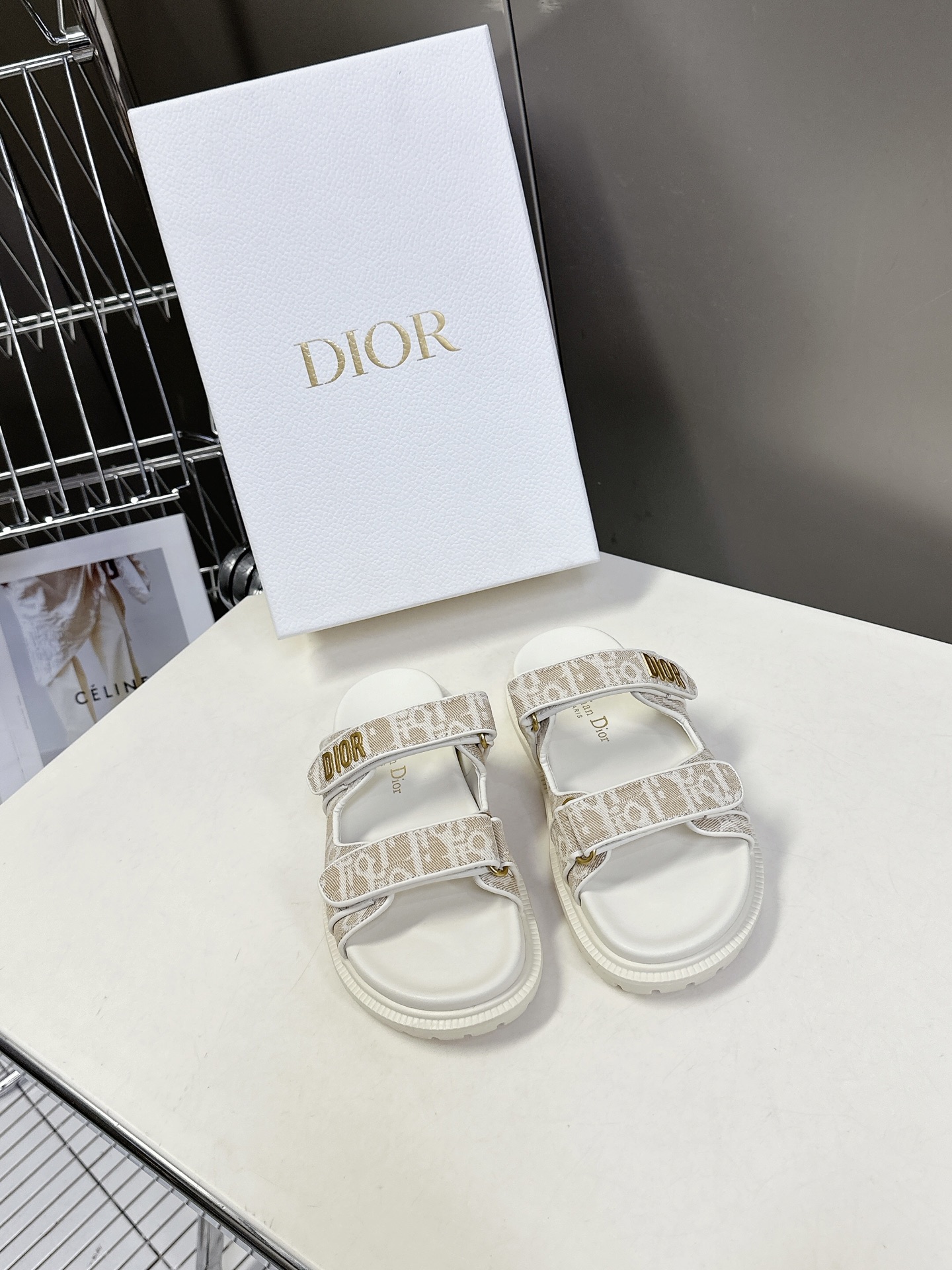  Dior迪奥春夏最新款魔术贴凉鞋、超多明星网红种草、经典的版型设计➕上迪奥LOGO五金点缀、超好看超百