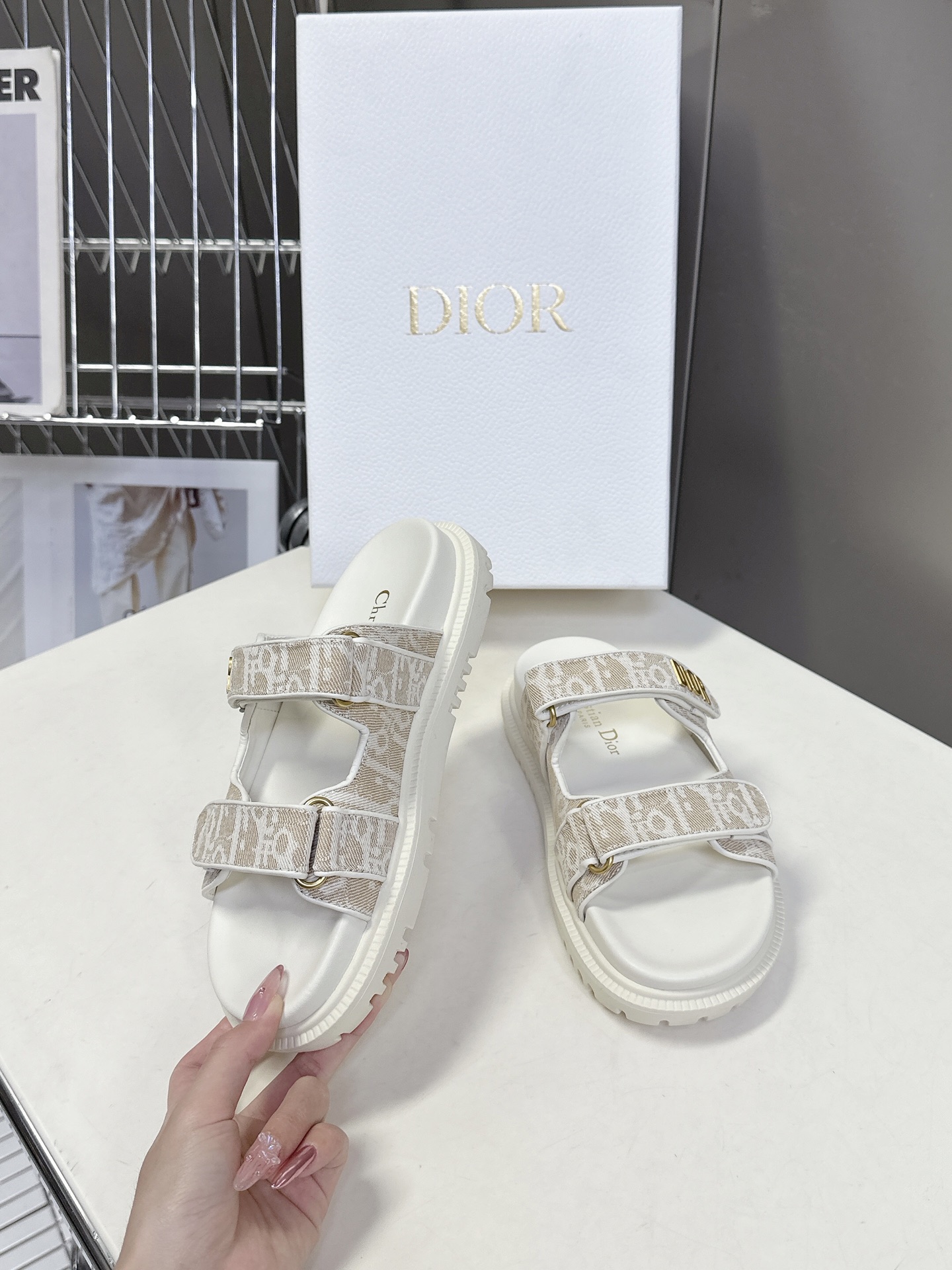  Dior迪奥春夏最新款魔术贴凉鞋、超多明星网红种草、经典的版型设计➕上迪奥LOGO五金点缀、超好看超百