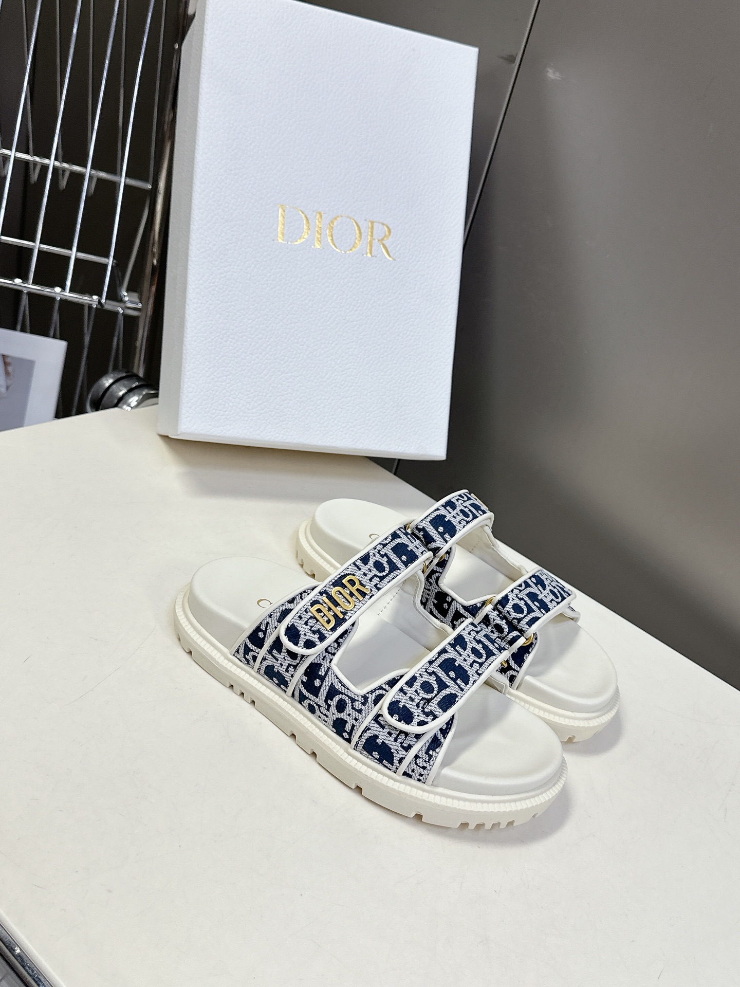  Dior迪奥春夏最新款魔术贴凉鞋、超多明星网红种草、经典的版型设计➕上迪奥LOGO五金点缀、超好看超百