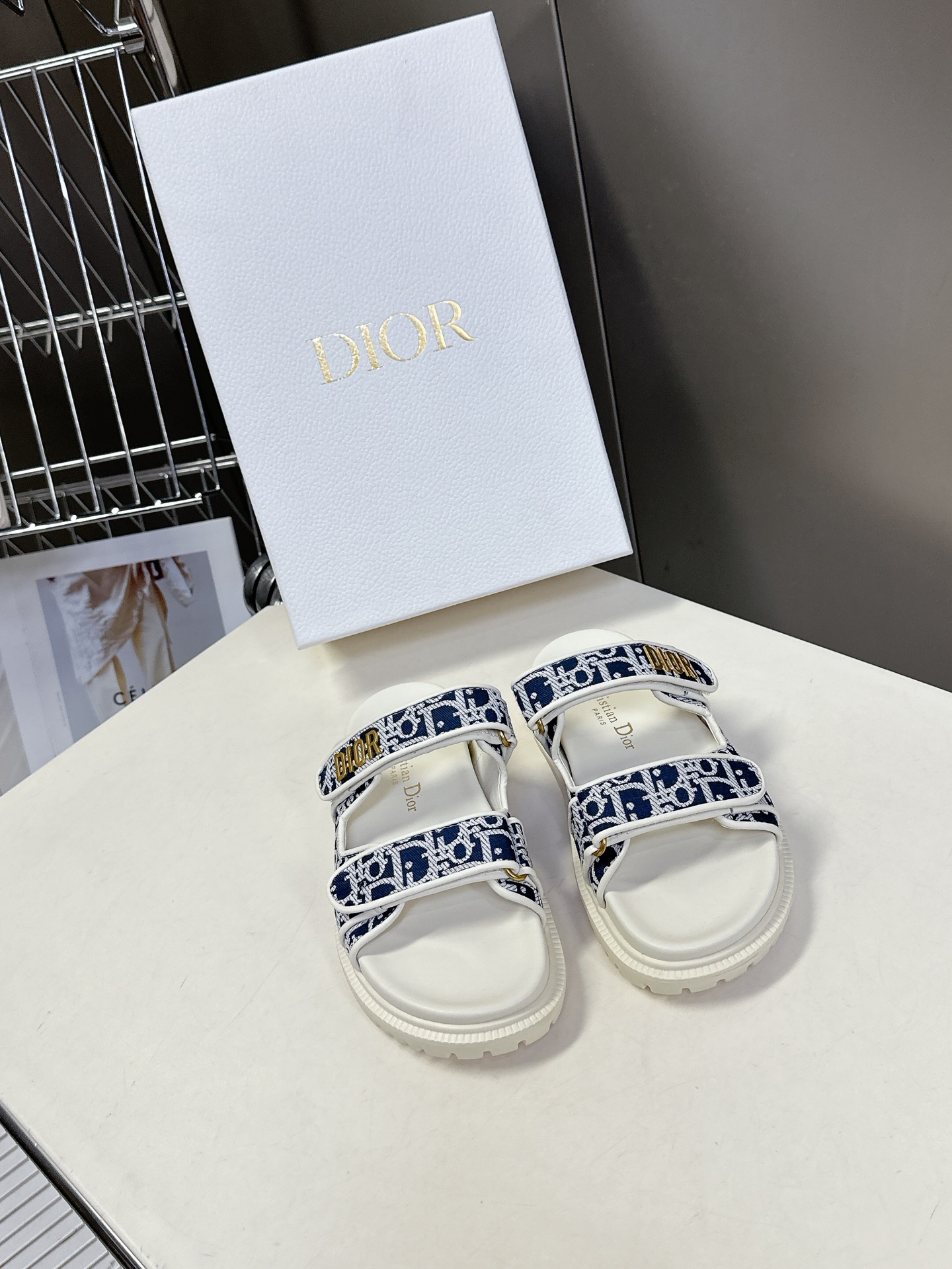  Dior迪奥春夏最新款魔术贴凉鞋、超多明星网红种草、经典的版型设计➕上迪奥LOGO五金点缀、超好看超百