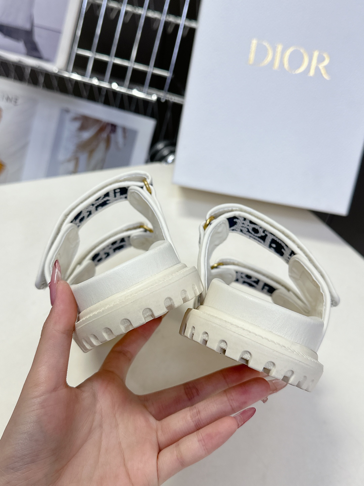 Dior迪奥春夏最新款魔术贴凉鞋、超多明星网红种草、经典的版型设计➕上迪奥LOGO五金点缀、超好看超百